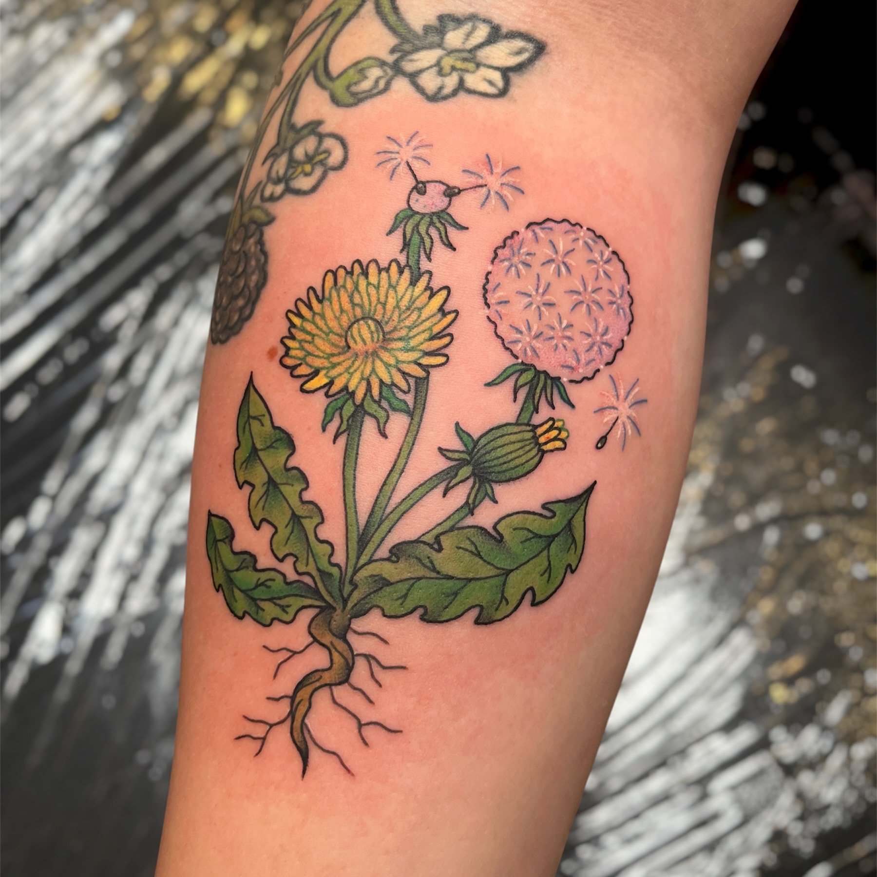 Dandelions for Arden 🫶🌻🧞&zwj;♀️
I also got a healed pic of their FNAF Cupcake ⏭️

📍 @torchandcrowntattoo 
🔗 booking form link in bio 
📓 available flash in highlight 

#spicygirlart #yeahTHATgreenville #stenciljam #madrabbitambassador #dandelion