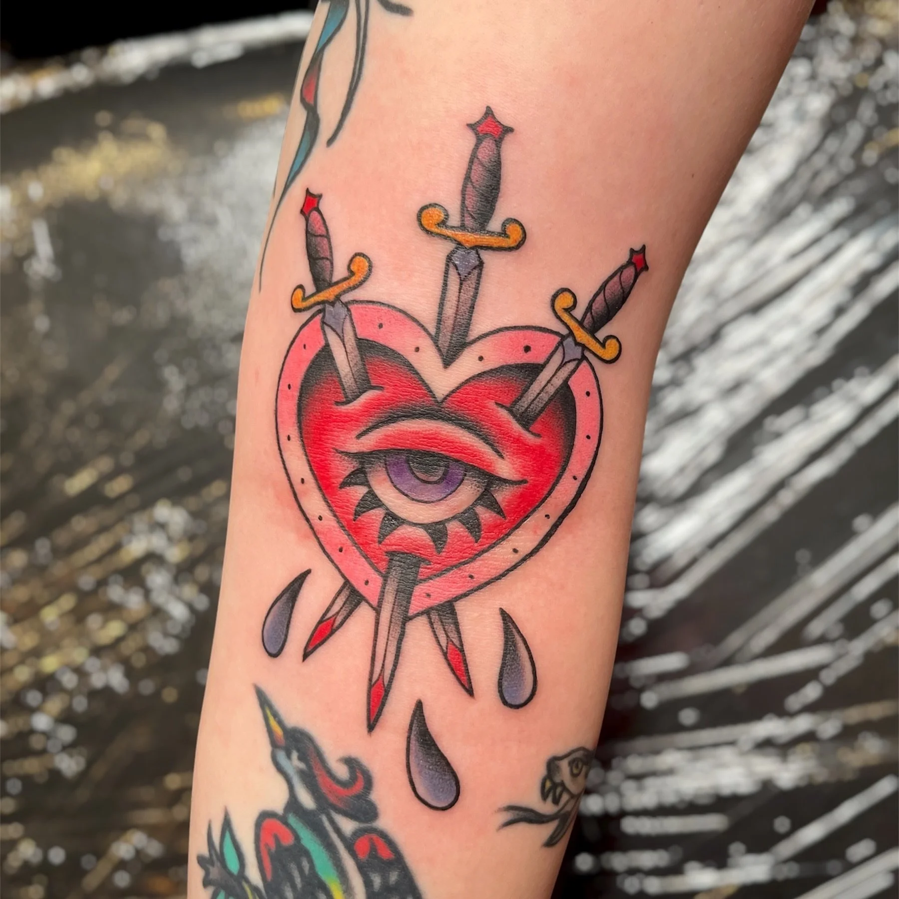 Arm ditch stabs 😬⚔️❤️😢

📍 @torchandcrowntattoo 
🔗 booking form link in bio 
📓 available flash in highlight 

#spicygirlart #yeahTHATgreenville #stenciljam #madrabbitambassador #threeofswords