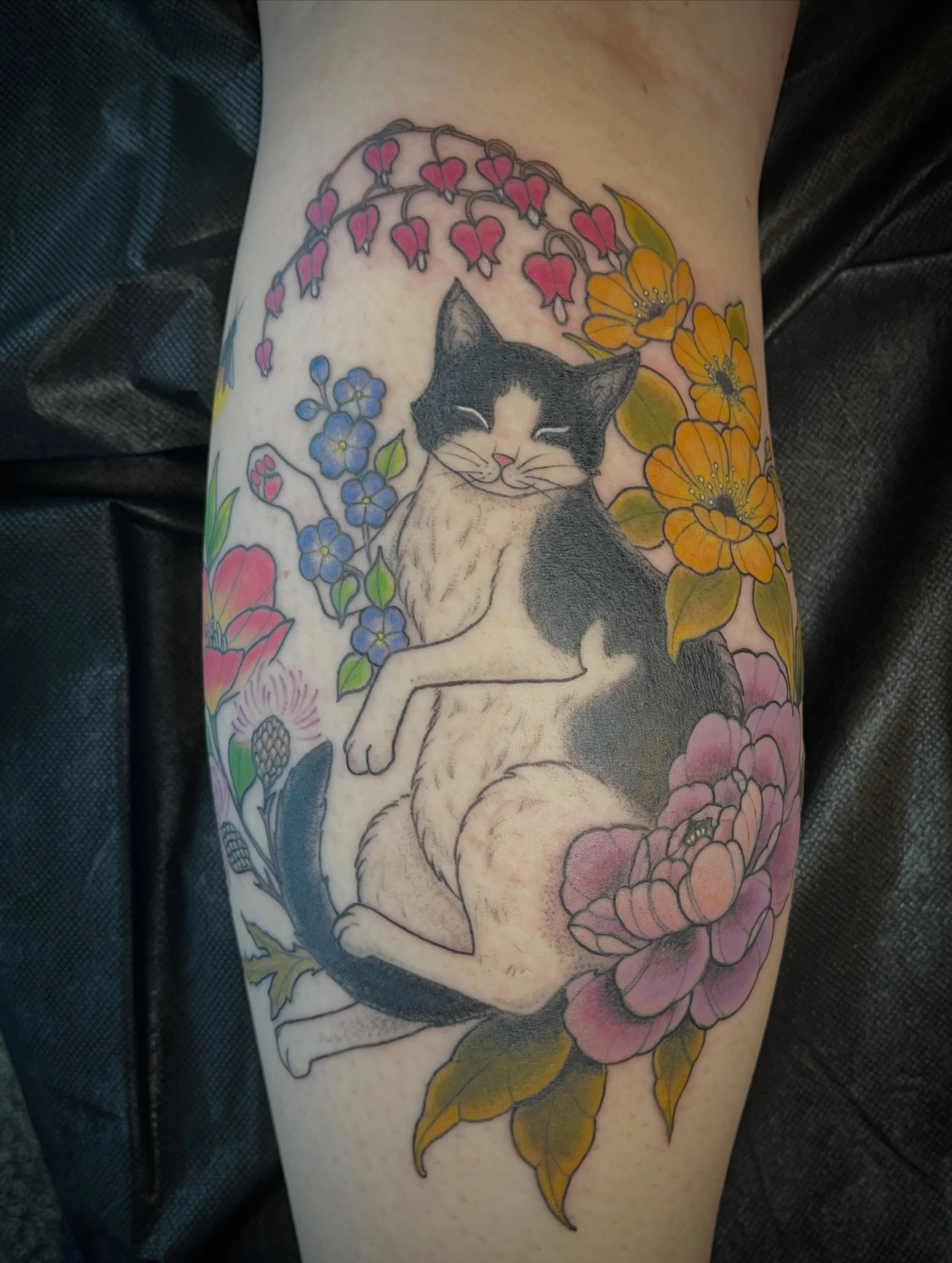 Super cute memorial tattoo! Thank you Shannon for trusting me with this piece! You sat like a champ- the calf is no joke!!! 

#cattattoo #floraltattoo #colortattoo #ainsleyvtattoos #gvl