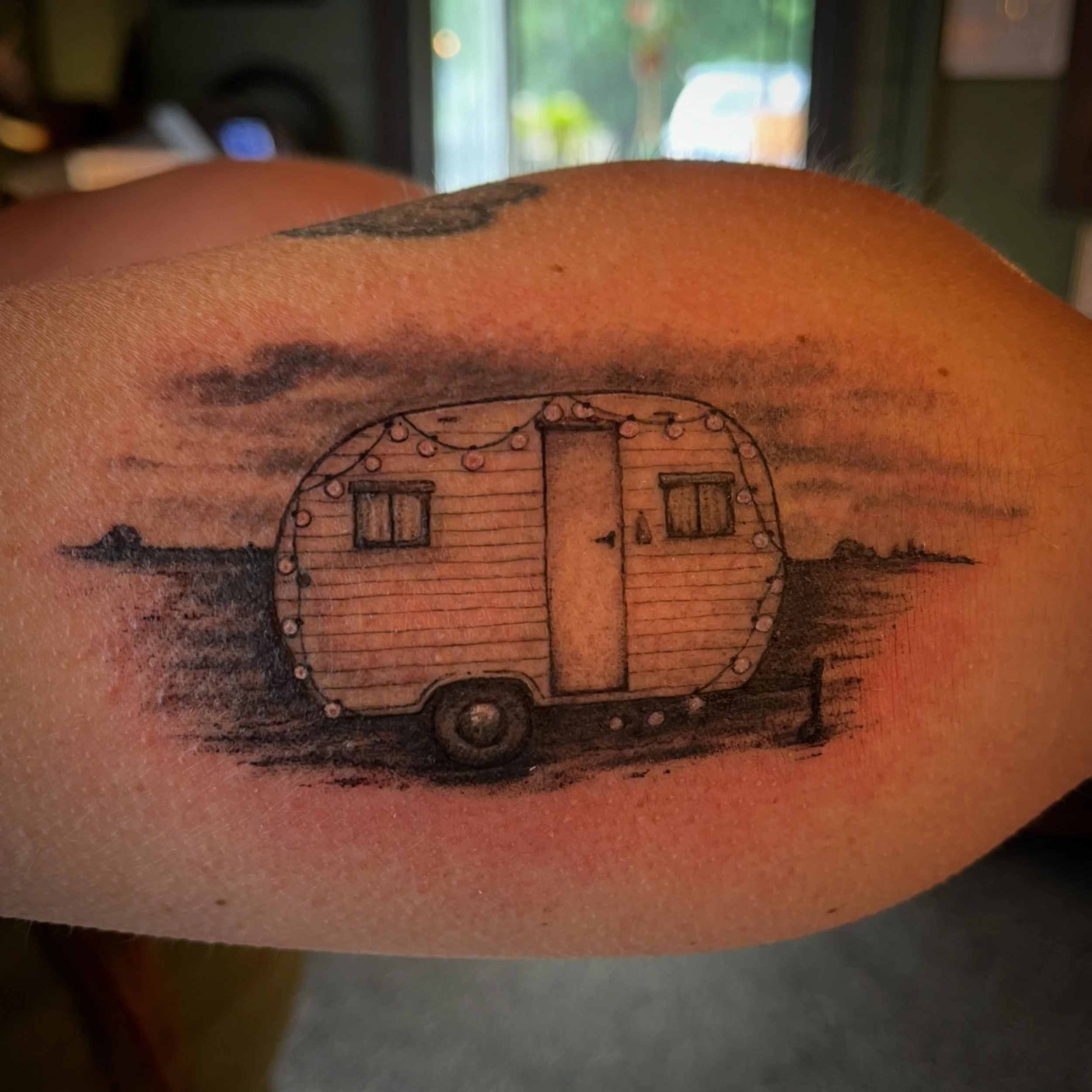 Matching Vintage Camping trailers!! 
Really happy with how these turned out! 

#campingtattoo #blackandgreytattoo #ainsleyvtattoos #greenvillesouthcarolina #matchingtattoo