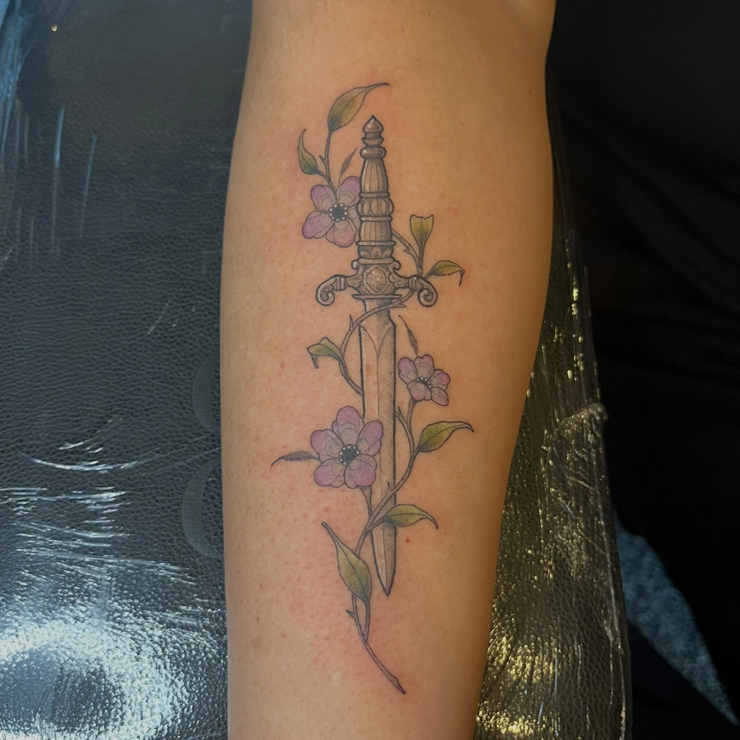 Fine line dagger and florals! I love how this turned out! Really fun adding a bit of color. Definitely would enjoy doing more like this. 

#finelinetattoo #dagger #florals #ainsleyvtattoos #greenvillesouthcarolina