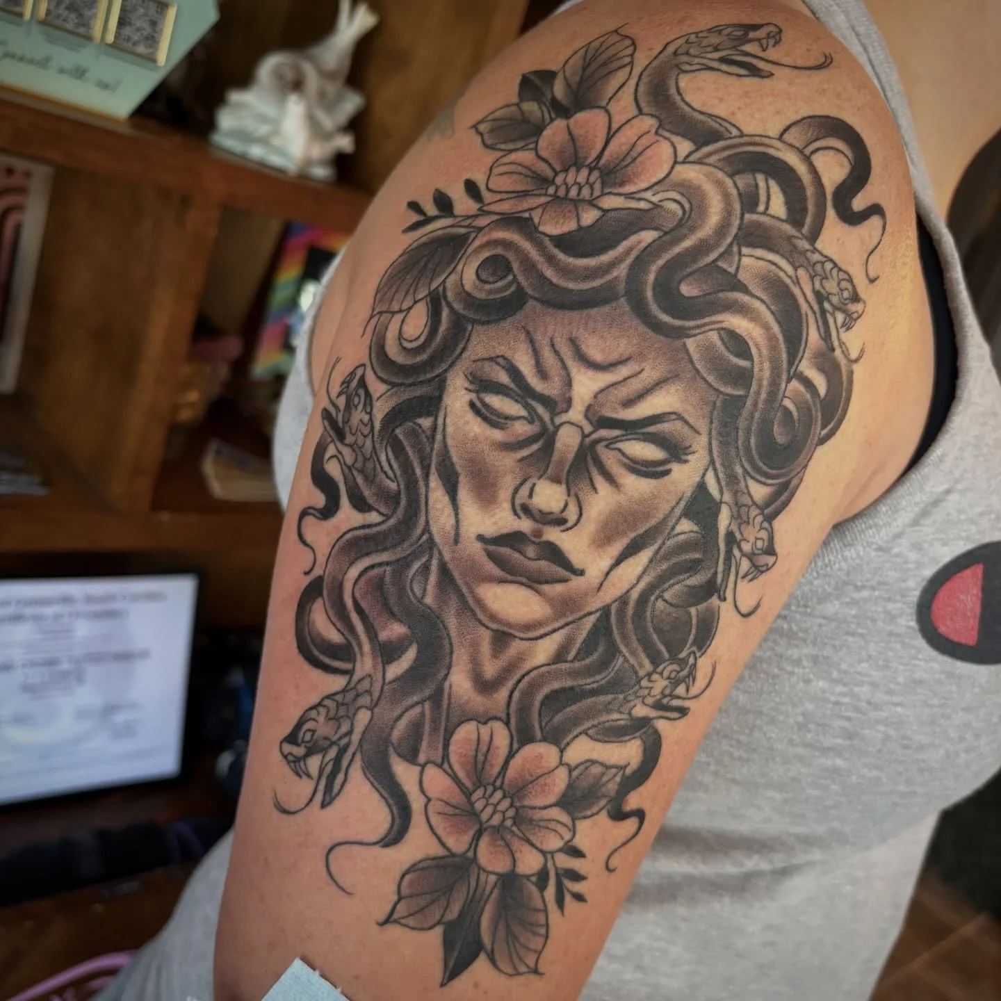 Medusa on Ashley 🖤🐍✨

#medusatattoo #blackandgreytattoo #ladyheadtattoo #torchandcrowntattoo #yeahthatgreenville