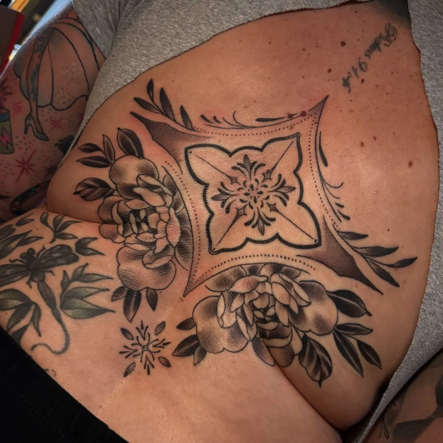 Ornamental piece on Twila last week! 🫶🏻🖤✨

#backtattoo #ornamentaltattoo #torchandcrowntattoo #yeahthatgreenville