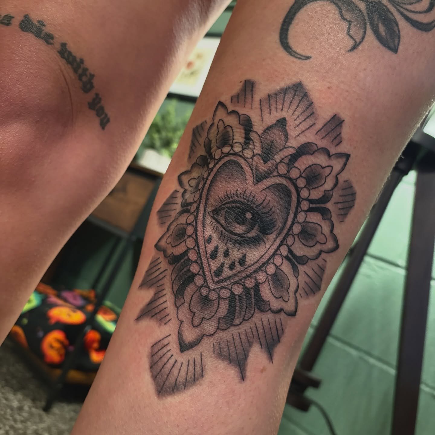 One of my predrawns on Jessica! 🖤👁️✨ I originally wanted this tattoo done on a shin but after she suggested her knee, it ended up being the absolute best decision 🫶🏼 

#predrawntattoo #eyeballtattoo #kneetattoo #torchandcrowntattoo yeahthatgreenv