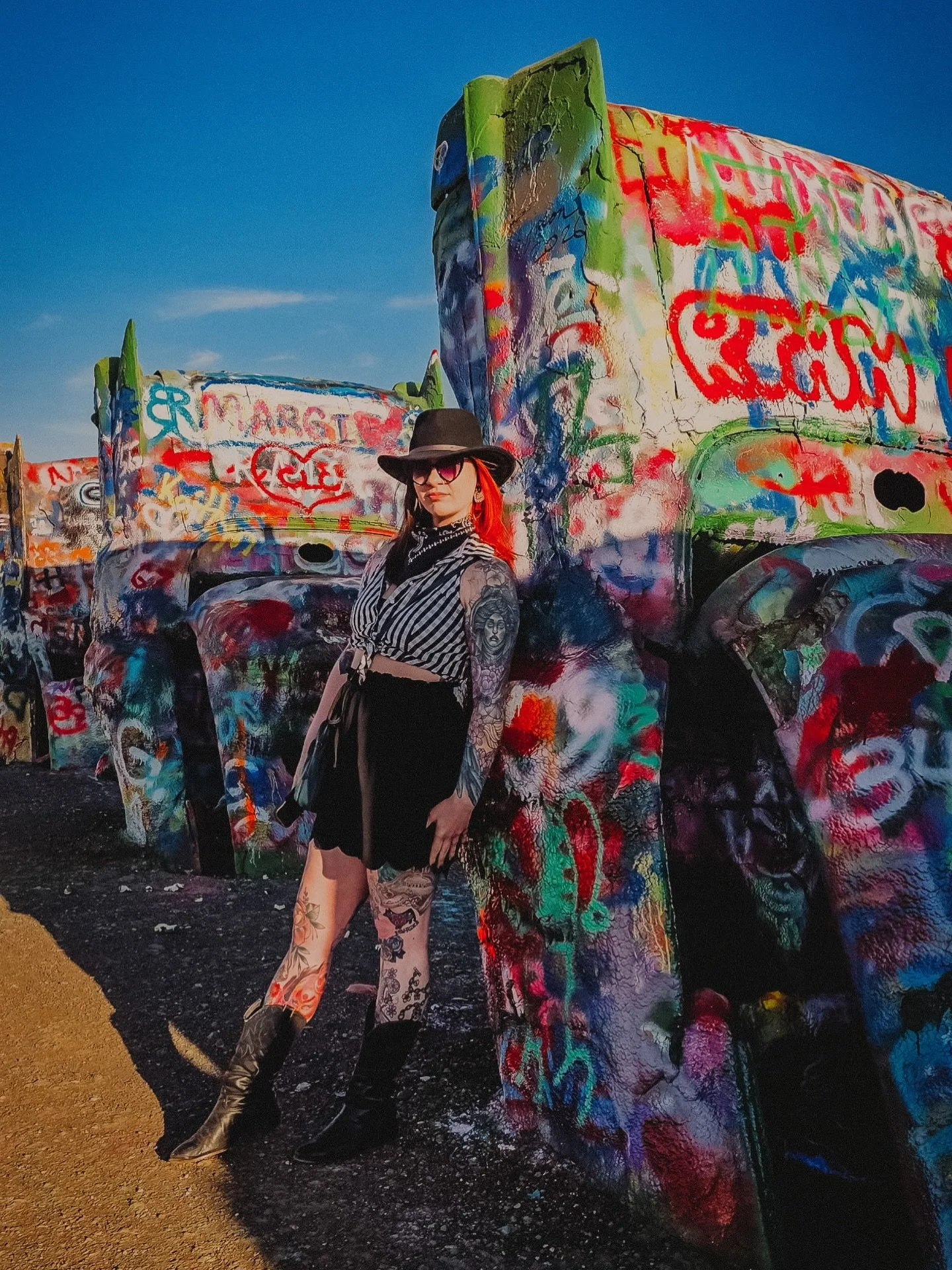 Face for the feed 🤠💕🐄🌽 This time last month I was exploring out west with my ladies 🫶🏼 

📸: @throughthelookingglassphotog_