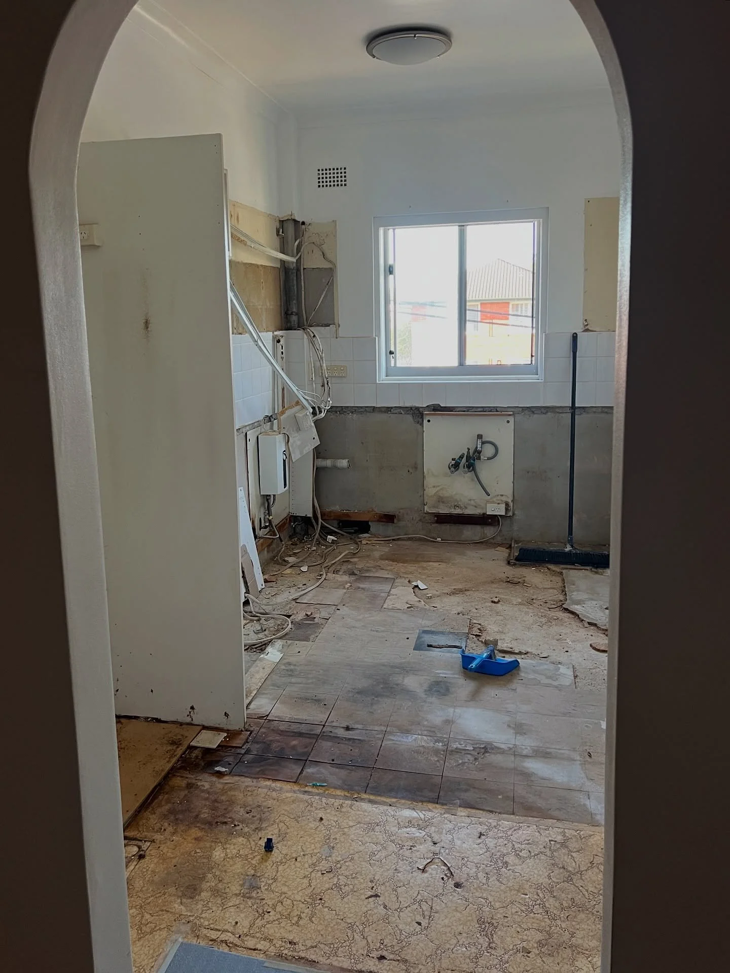 Day 1 done ☑️ 
Kitchen and bathroom demolition coming through in preparation for renovation. 

So looking forward to seeing this one come together 🙌

#KubaContracting #demolition #northernbeaches #northernbeachesdemolition #kitchen #kitchenrenovatio