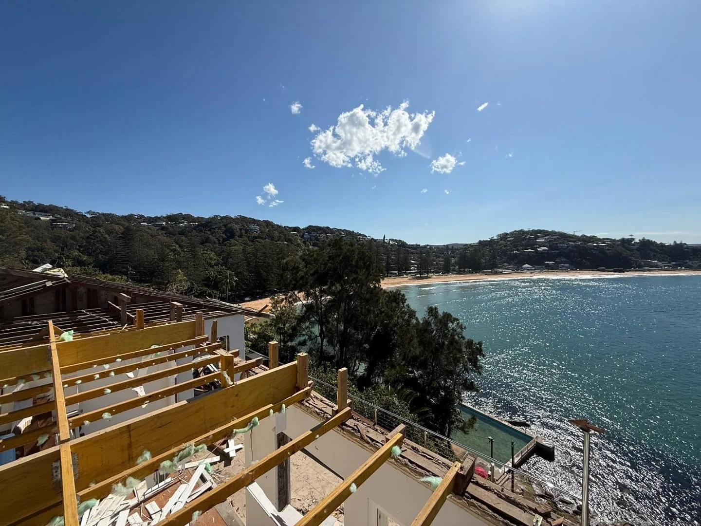 Full house knockdown / Palm Beach &bull;
So great to be involved and work with these incredible views! 

Progress shots coming soon 📸 

#KubaContracting #fullknockdown #demolition #softstripout #demolitioncompany #northernbeaches #northernbeachesdem