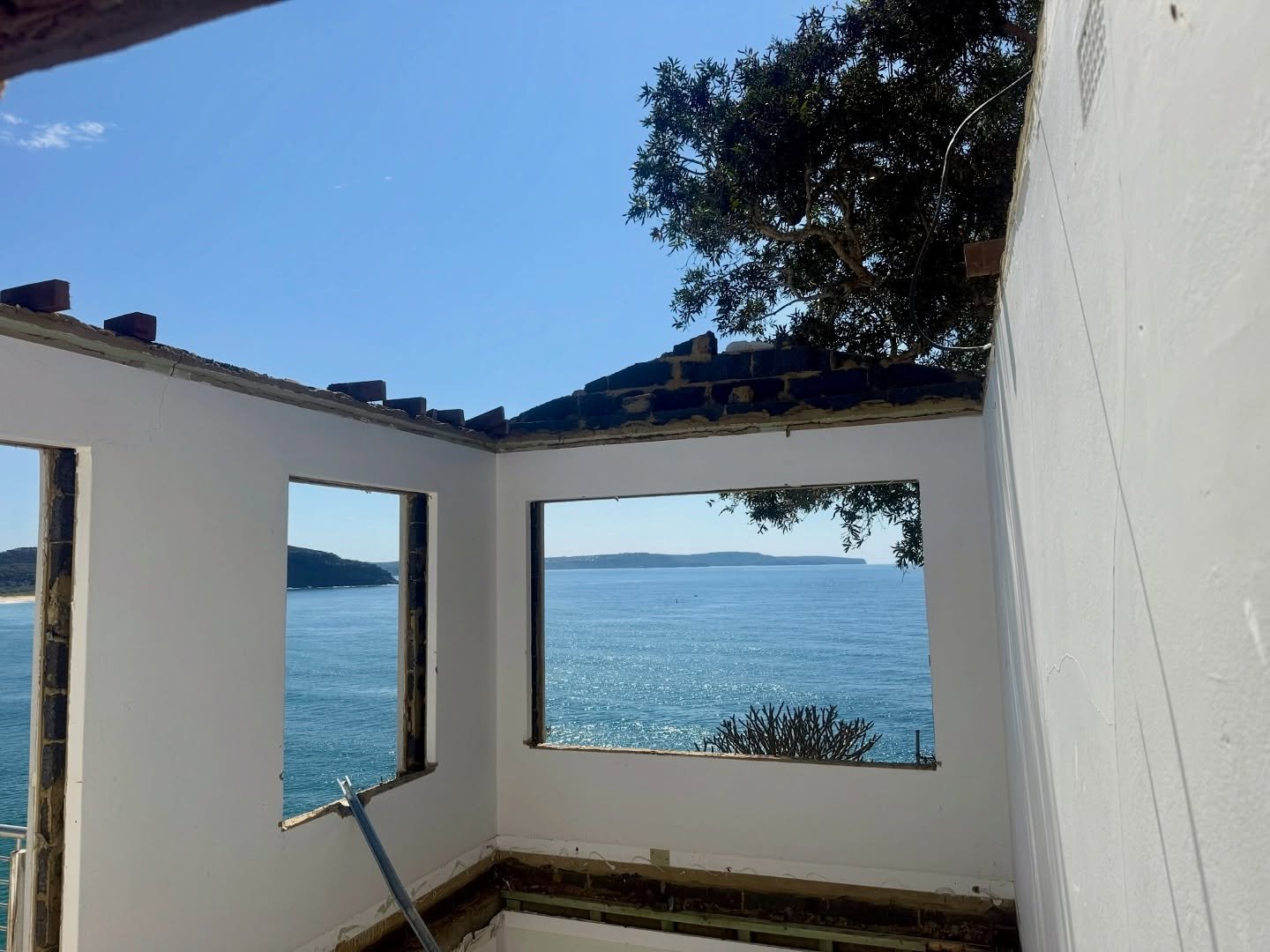 Palm Beach views &bull;
Complete house demolition with @lawsonandlovell 

#demolition #northernbeachesdemolition #completehousedemolition #houseknockdown #sydneydemolition