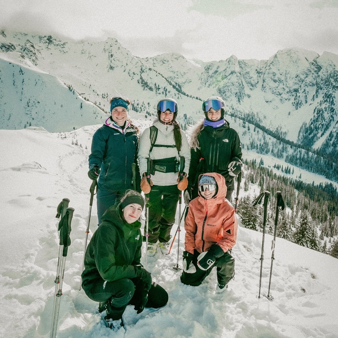 1 spot left! ❄️
F&uuml;r das MINDFUL SKITREAT (J&auml;nner Termin) gibt es noch einen letzten Platz. Also schnell sein, den Link zur Website und Buchung findet ihr in der Bio 🩵