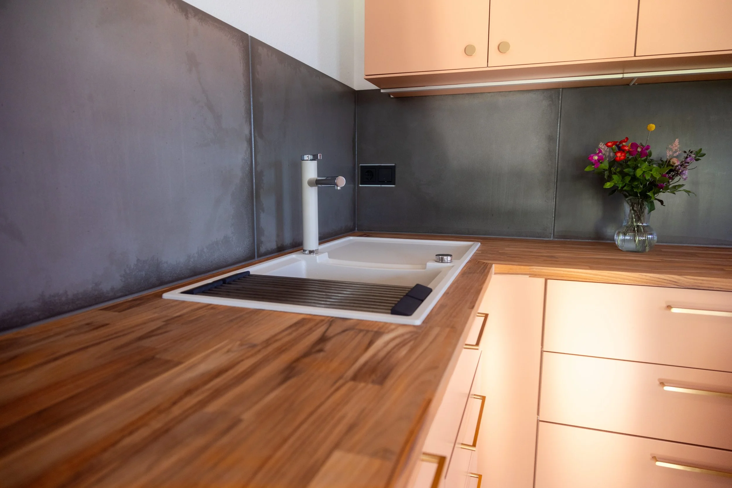 küchen.redesign von bley.design: natürlichkeit trifft auf eleganz und smarte funktionalität