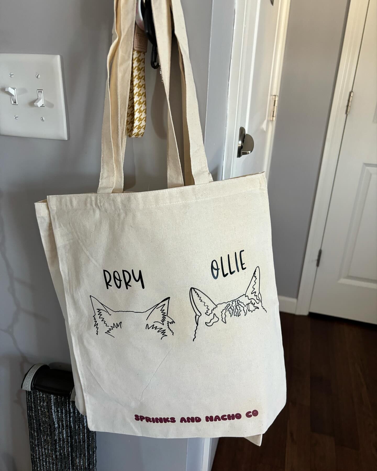 * NEW LISTING ALERT* custom pet tote bags for your kitty, pup, or more! Perfect for travel, daily use, or to tote your pets things from place to place! Live on Etsy now! https://sprinksandnachoco.etsy.com Link in bio and 24% off for the next week!