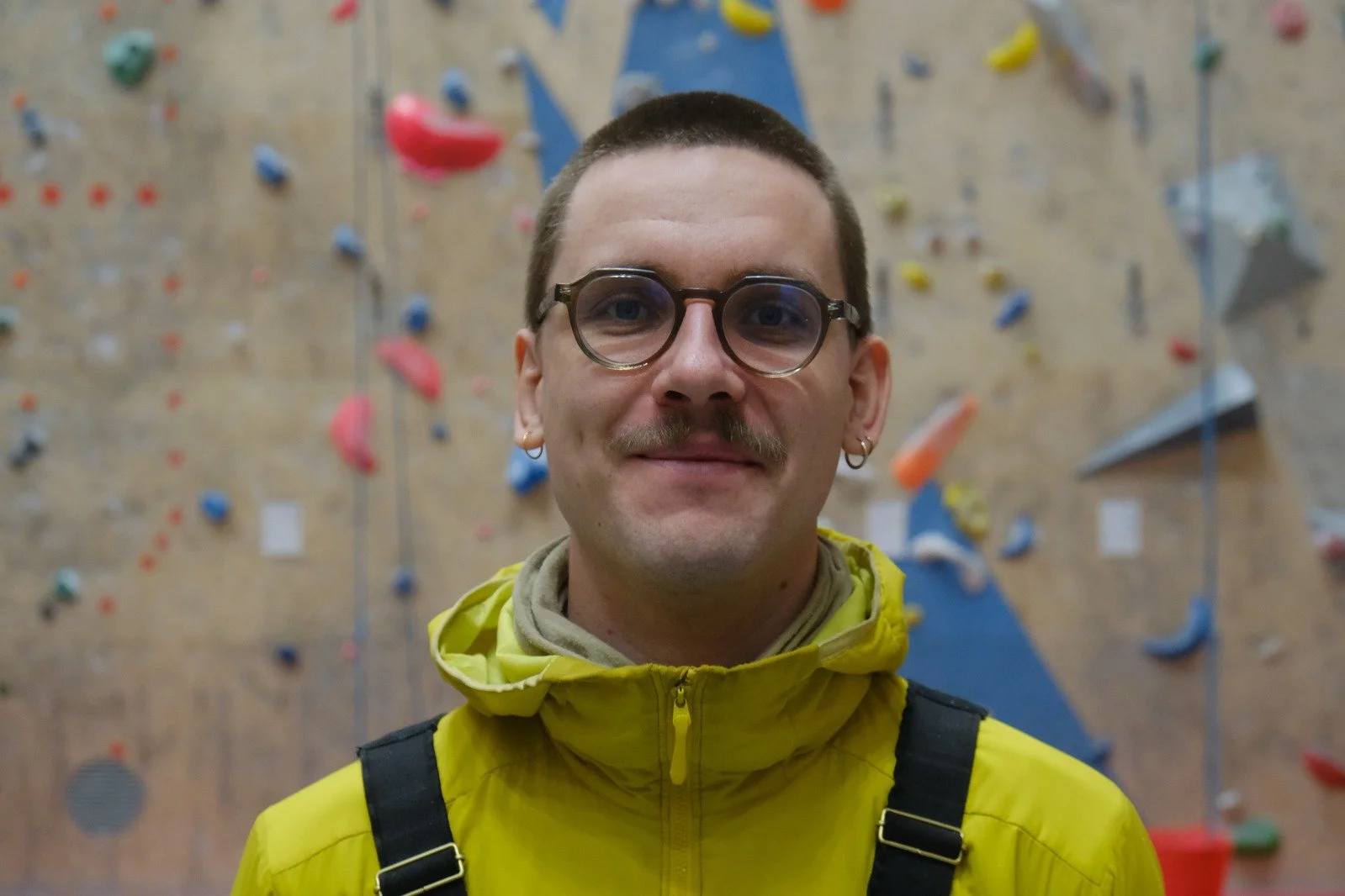 Foto af Johannes i en gul jakke og med sorte spænder.