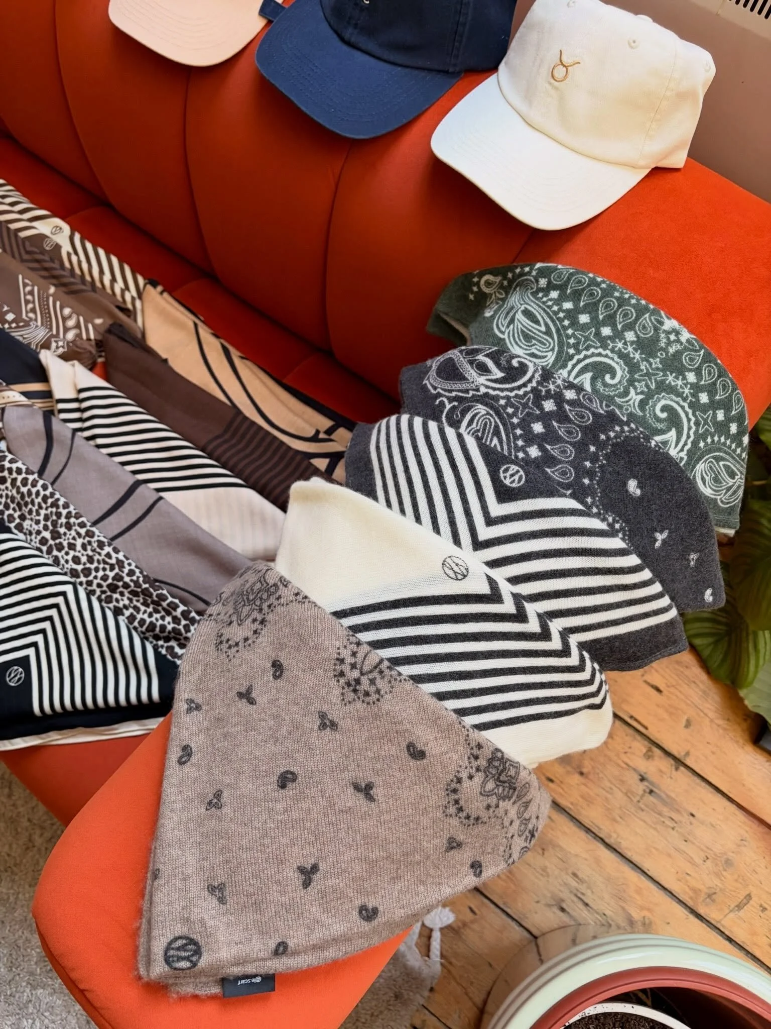 In case you&rsquo;ve been hiding under a rock, we wanted to shout a little more about the NEW cashmere from @le.scarf. This collection has been in the works for a while now, and this is only the beginning!! 🙌

As two summer loving girls, we never th