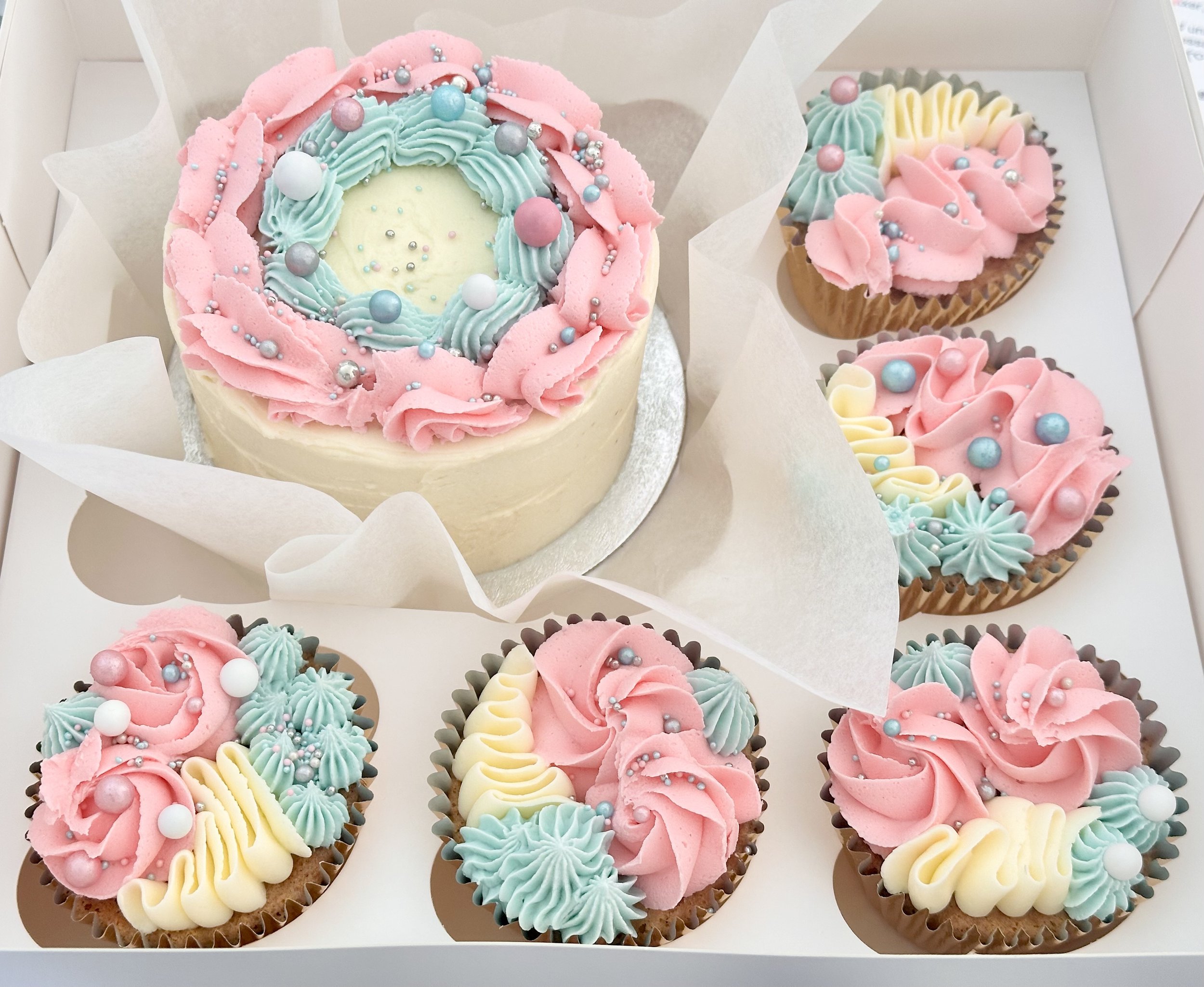Bento Cake with 5 Cupcakes