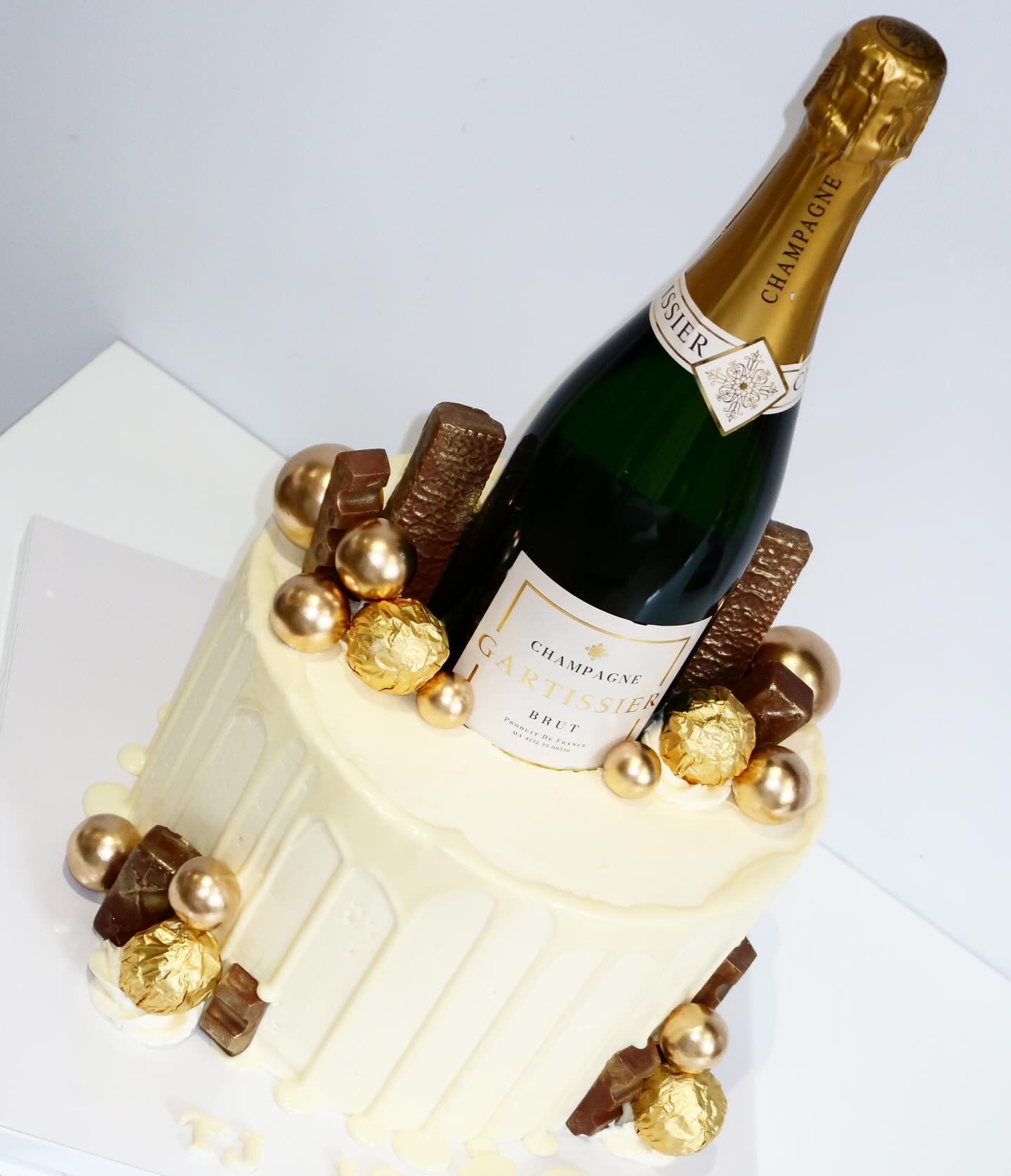 Still not over this cake! #birthdaycake #cakesofinstagram #champagnecake #baking #essexcakes #withamcakes