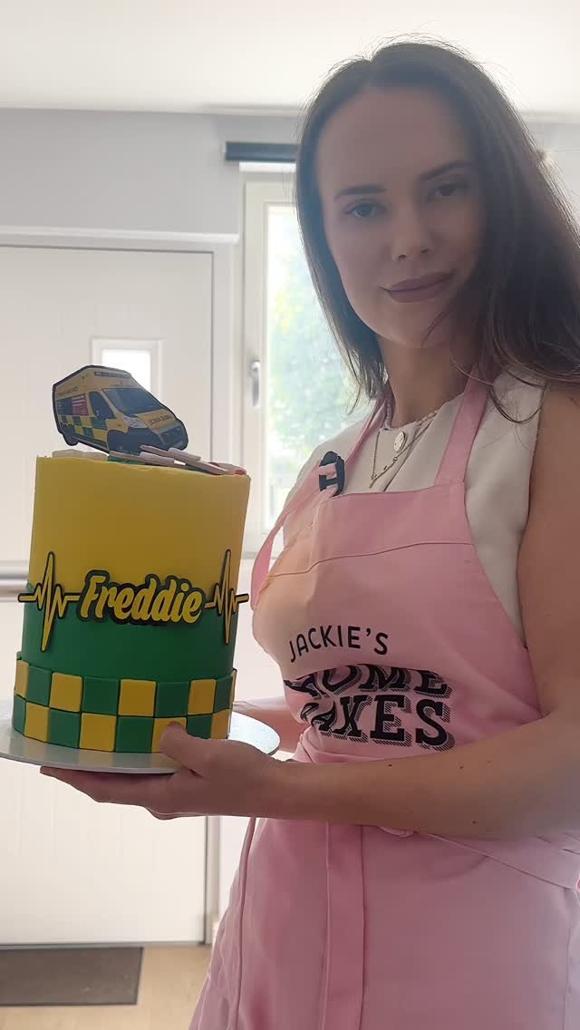 🚑💥 When saving lives meets sweet surprises! This paramedic-themed cake is on *emergency* levels of epicness 🎂❤️‍🔥
Tag a lifesaver who deserves this kind of treat! 👩‍⚕️👨‍⚕️ #ParamedicCake #customcakes #emergencyservices #londonambula