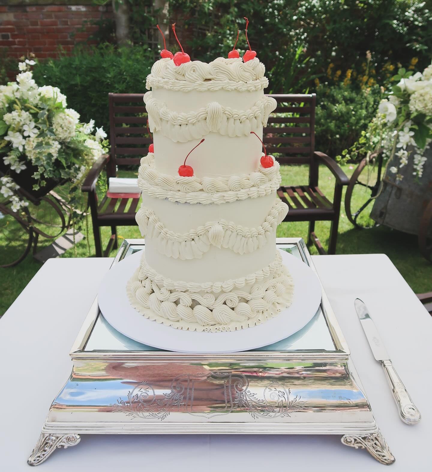 Today’s beautiful creation #vintage #lambethcake #wedding #weddingcake #redvelvet #essex #cakemaker #bespokecakes #cakesofinstagram