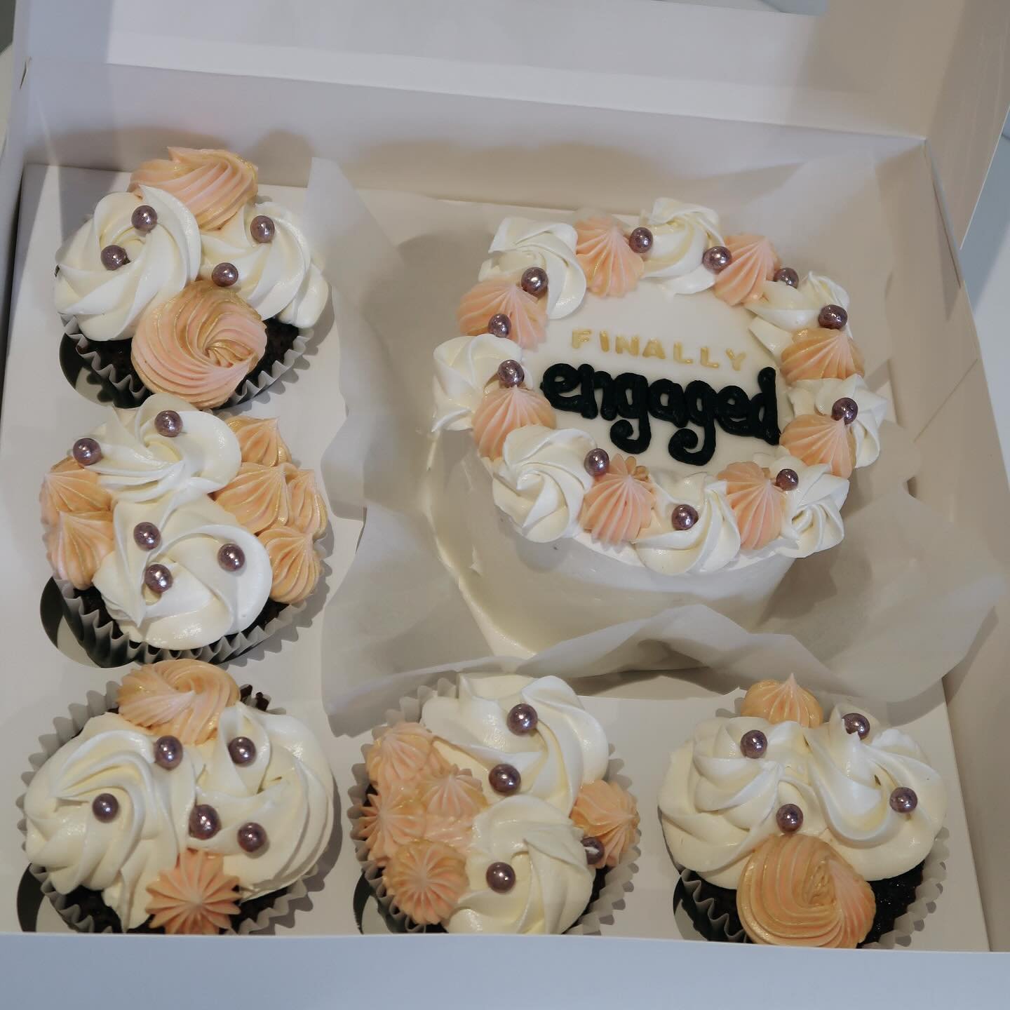 #engaged #engament #customcakes #cupcakes #bentocake #bentobox