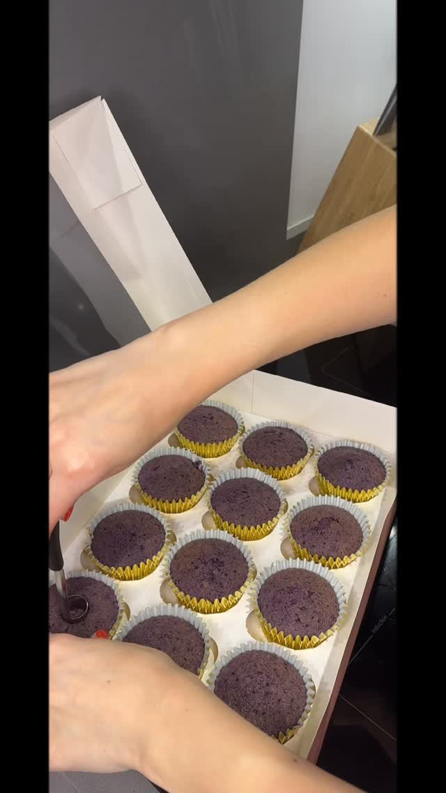 These personalised prom cupcakes were so fun to make. Ube flavoured sponge with an Ube buttercream centre 🤤 for anyone that doesn’t know Ube is a purple yam that’s commonly used in desserts in Southeast Asia 🇵🇭 #ube #purpleyam #prom #c