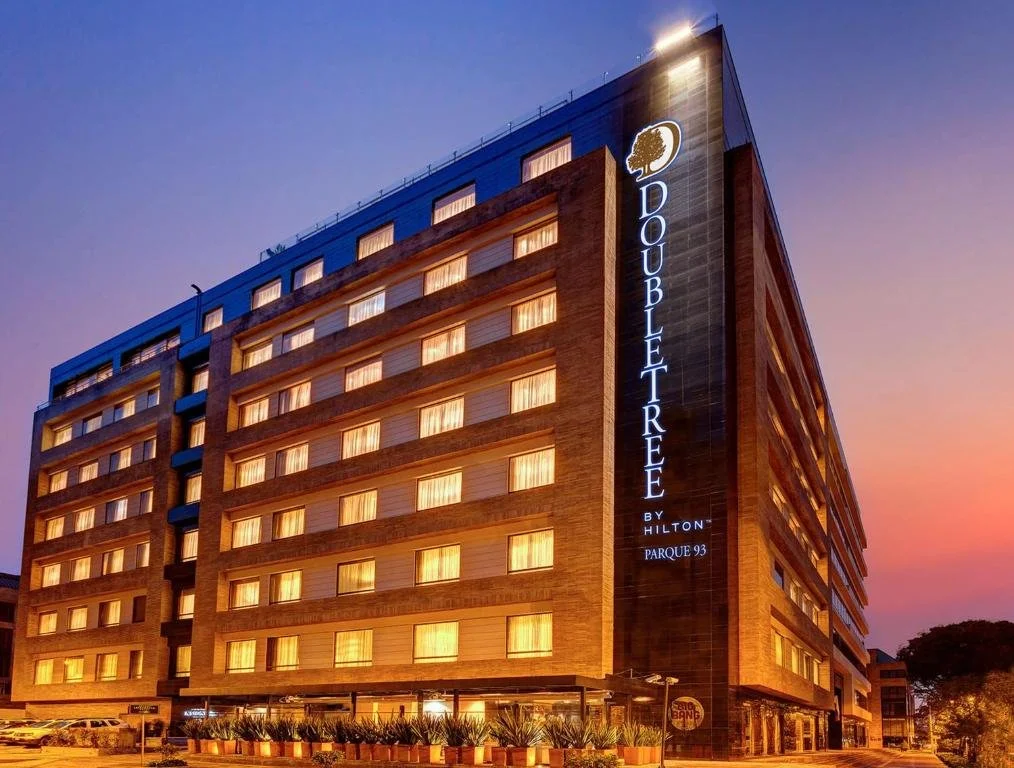 Hotel DUBLETREE by Hilton en Parque 93, en la ciudad, durante el atardecer con luces en la fachada