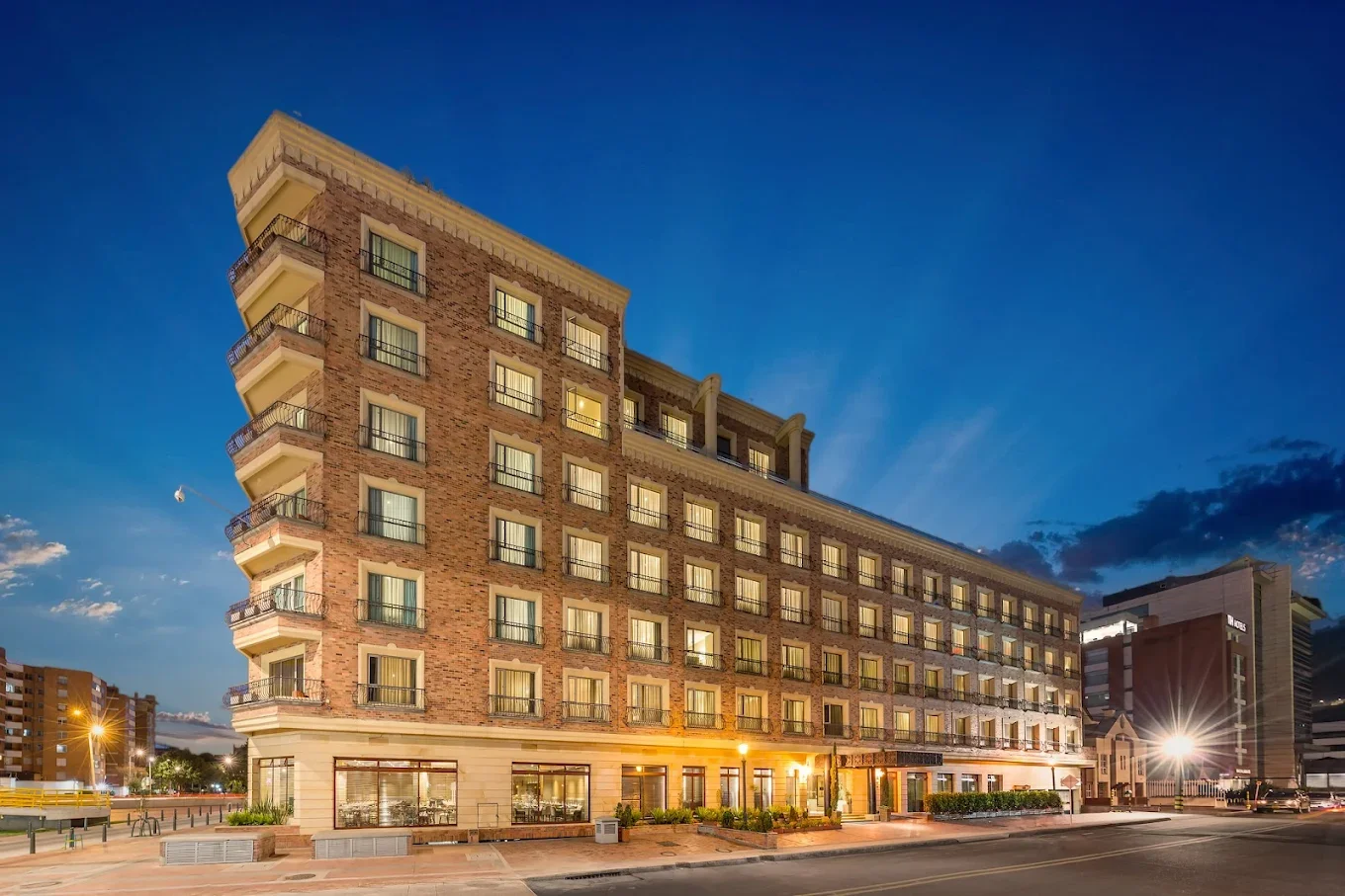Edificio de varios pisos con ventanas y balcones en la ciudad al atardecer