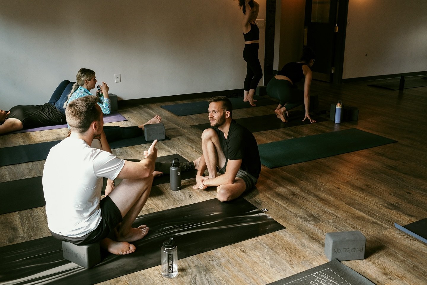 🏃Good luck to all of the marathon runners today! 

Classes are still on at the studio- be sure to give yourselves extra time to park and roll out your mat with ease 😌✨

9:30A Morning Power with Marla 
11:00A Slow Burn with Anastasija 

See you soon