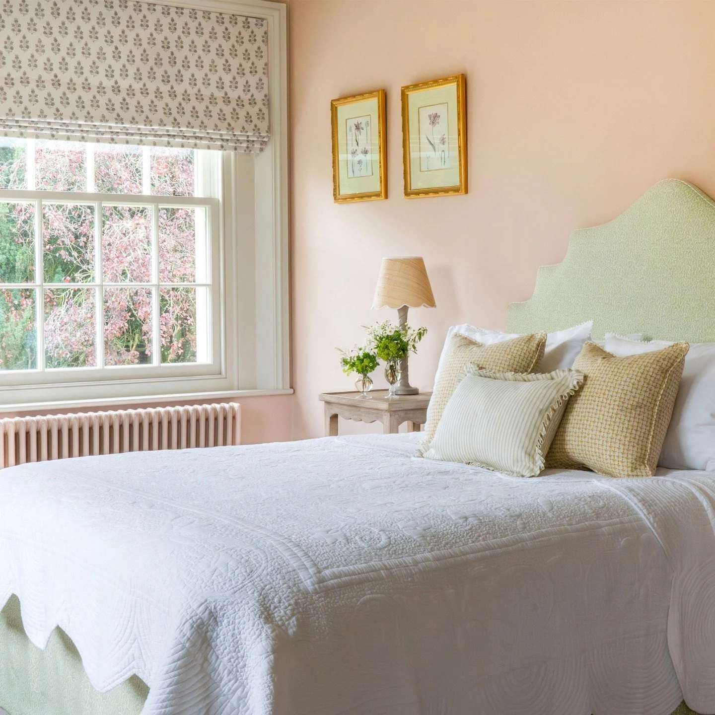 Setting Plaster by @farrowandball has to be one of my favourite neutrals. Many call it pink, but to me it reads as a soft blush that is incredibly easy to work with and brings warmth without overpowering a room.
The @gpjbaker &lsquo;Sprig&rsquo; desi