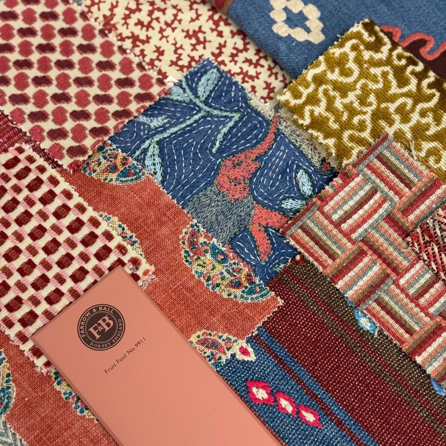 Colour, pattern, texture.

Layer it up, mix it in, and don&rsquo;t overthink it. If it makes you smile, you&rsquo;re on the right track.

Cushions pending, obviously 🎈

#charlottestuartinteriors #cushionlove #hampshireinteriordesigner