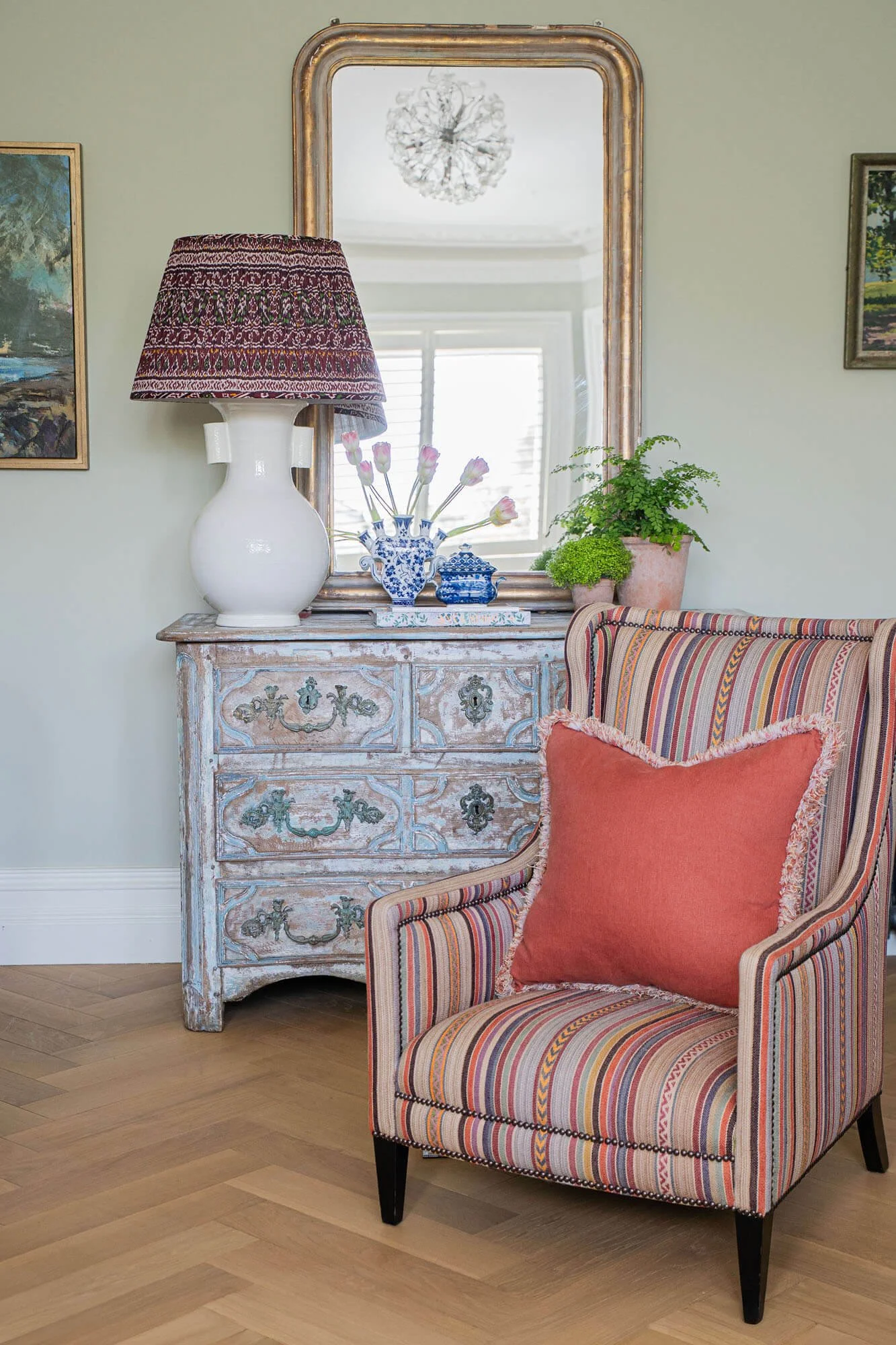 gpj baker-chair-vaughan-lampshade-vignette-charlotte-stuart-interiors.jpg