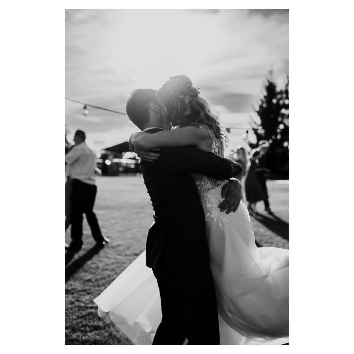 I&rsquo;m learning to fly around the clouds 🤍
.
.

#weddingmoment #wedding #hochzeit #hochzeit #takhlevypadalaska #weddinginspo #budemesebrat #weddingphotography #svatebnifotograf #mywedczech #love #bride#groom #weddingeurope #svatebniinspirace #pra