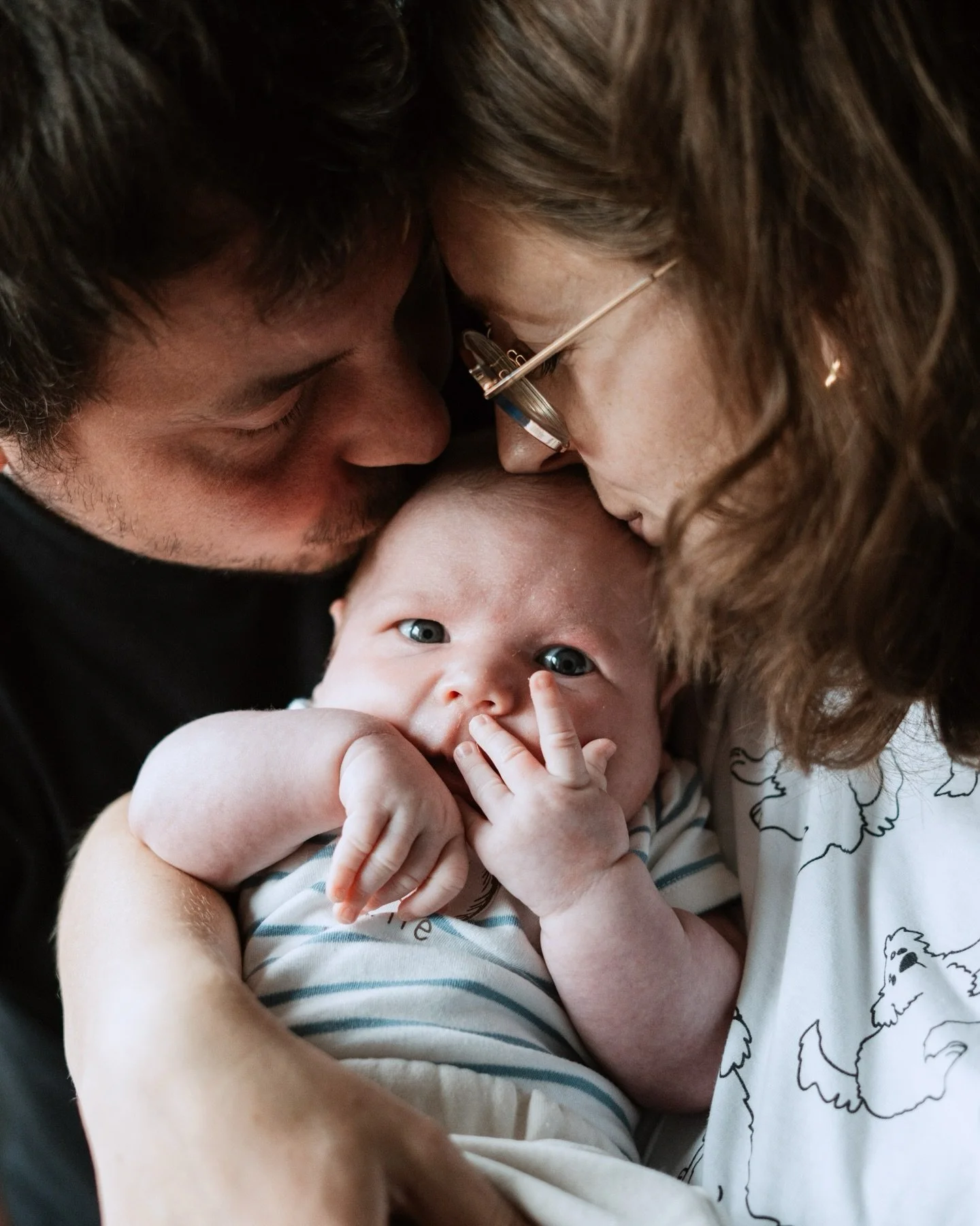 Tyhle fotky můžou působit tich&yacute;m dojmem. Ale realita? Ta byla pěkně živ&aacute;. 🥰
Nov&yacute; člen rodiny. Velk&aacute; s&eacute;gra pln&aacute; emoc&iacute;.
A k tomu je&scaron;tě čtyřnoh&aacute; parťačka pob&iacute;haj&iacute;c&iacute; kol