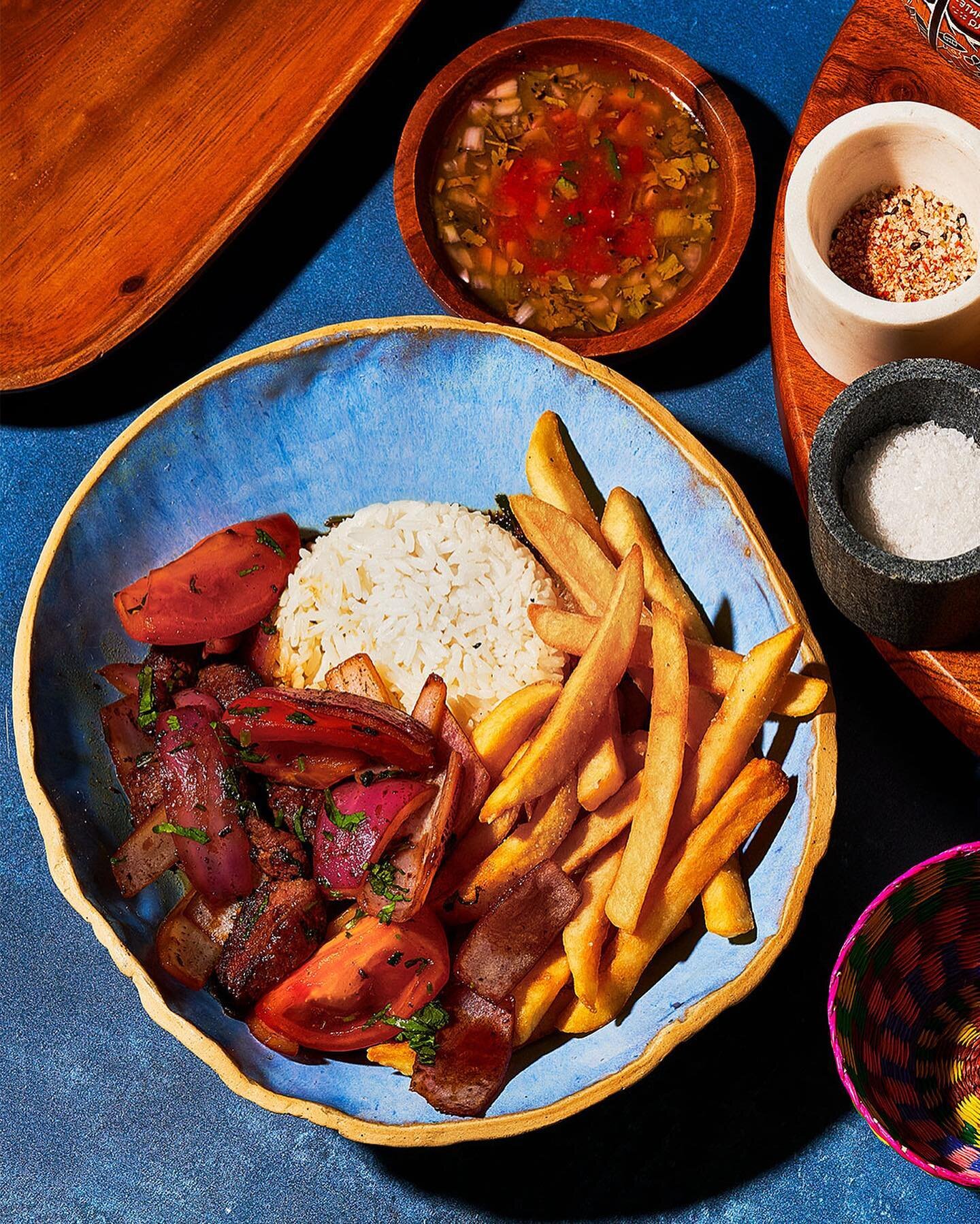 Lomo saltado is one of our #Andeslovers favorite! This traditional Peruvian 🇵🇪 dish is a blend of Asian and Latin flavors! Beef stir fry made with French fries and rice 🤤

And a best companion is our Quinoa Salad! 🥗 start the week right with us!
