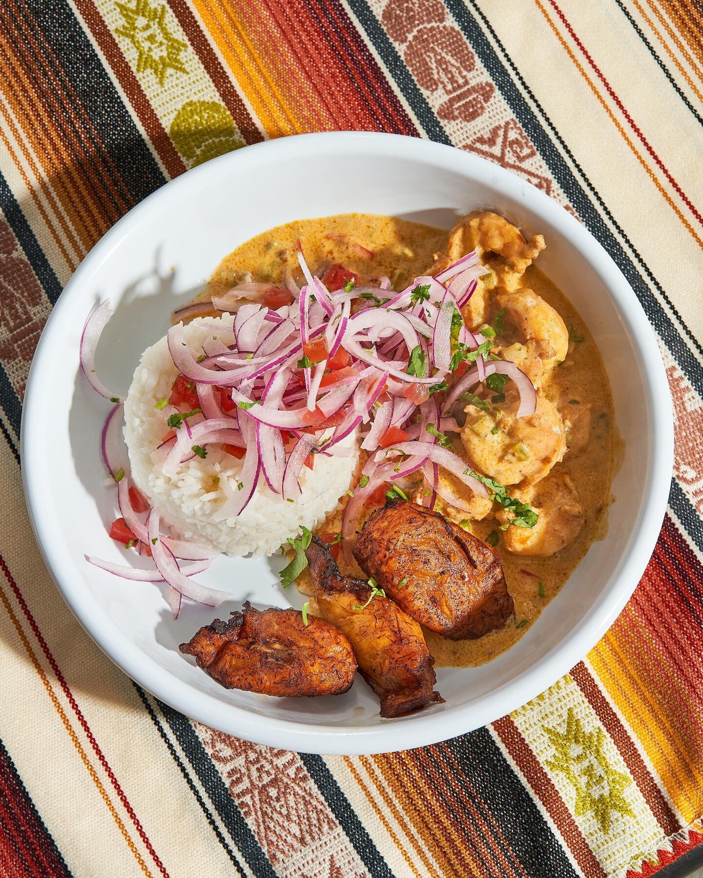 Attention! Lunch is around the corner! 🍽️
We have this magnificent Coconut Shrimp 🍤Curry 🙌🏻 it&rsquo;s a must for lunch! 
We highlight and celebrate the impeccable cuisine of South America 🇪🇨🇵🇪🇦🇷🇨🇴🇻🇪🇧🇴🇨🇱