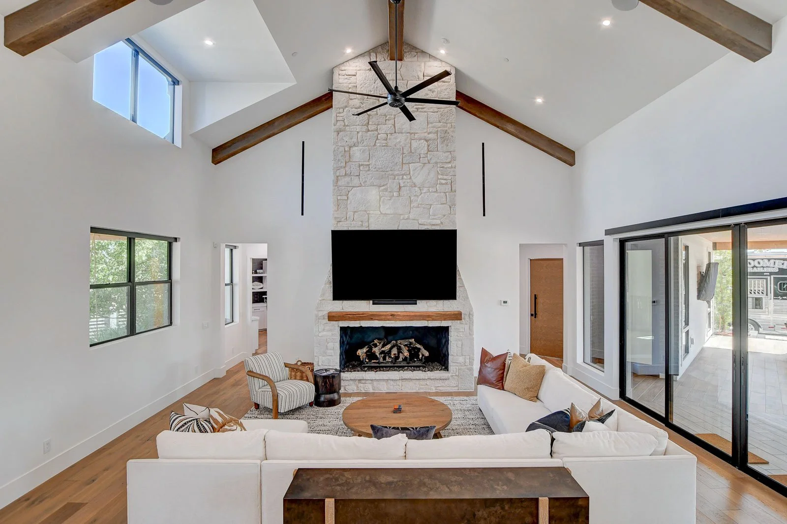 7315-La-Madre-Way-Interior_11.jpg
