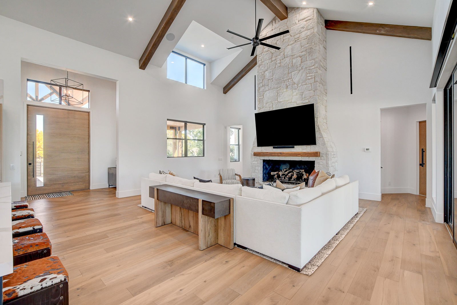 7315-La-Madre-Way-Interior_03.jpg