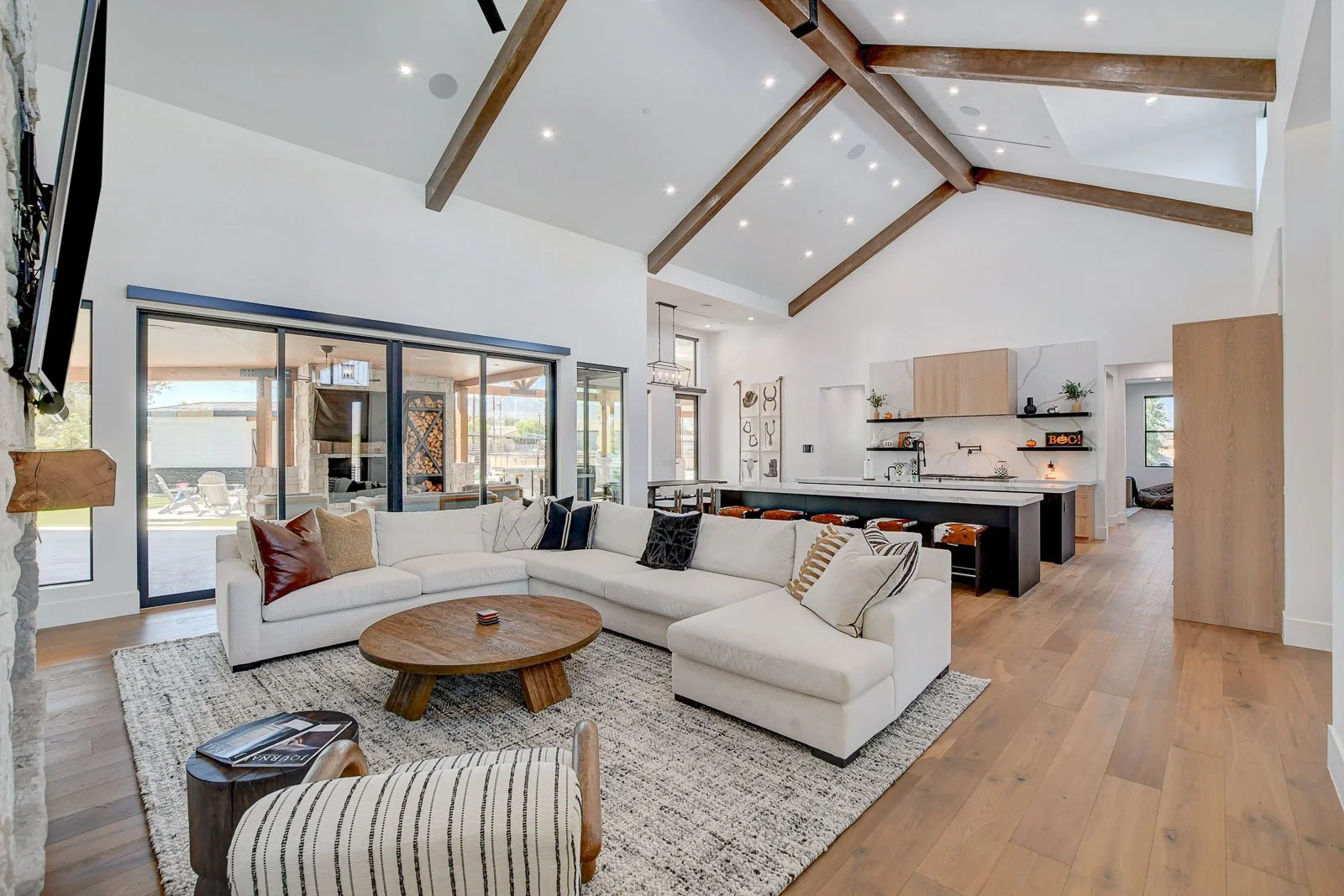 7315-La-Madre-Way-Interior_01.jpg