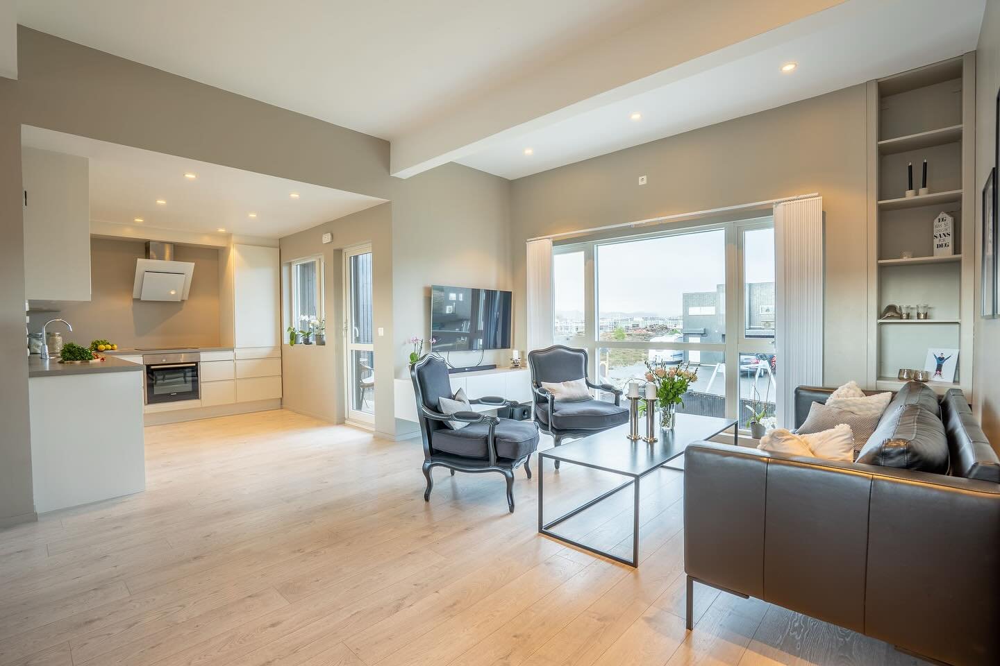 Bolig på Vestre Angeltveit del 3, 2.Etasje🏡
Ønsker du boligbilder?
Ta kontakt på post@svmedia.no eller på svmedia.no
Du kan se alle bildene i vårt kundegalleri!
#boligbilder #boligannonse #eiendomsfotografering #ei