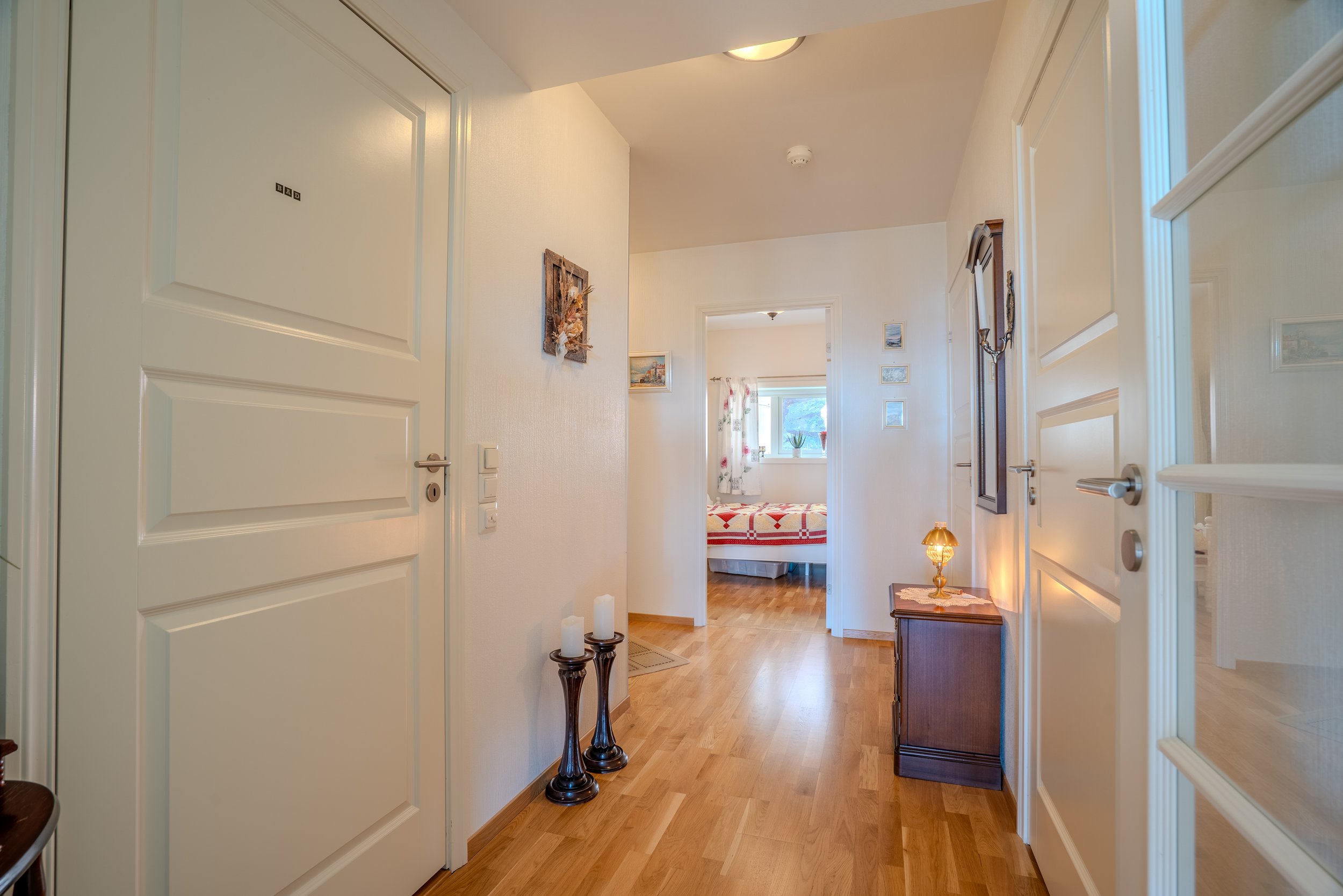 Gang med dører apen.jpg