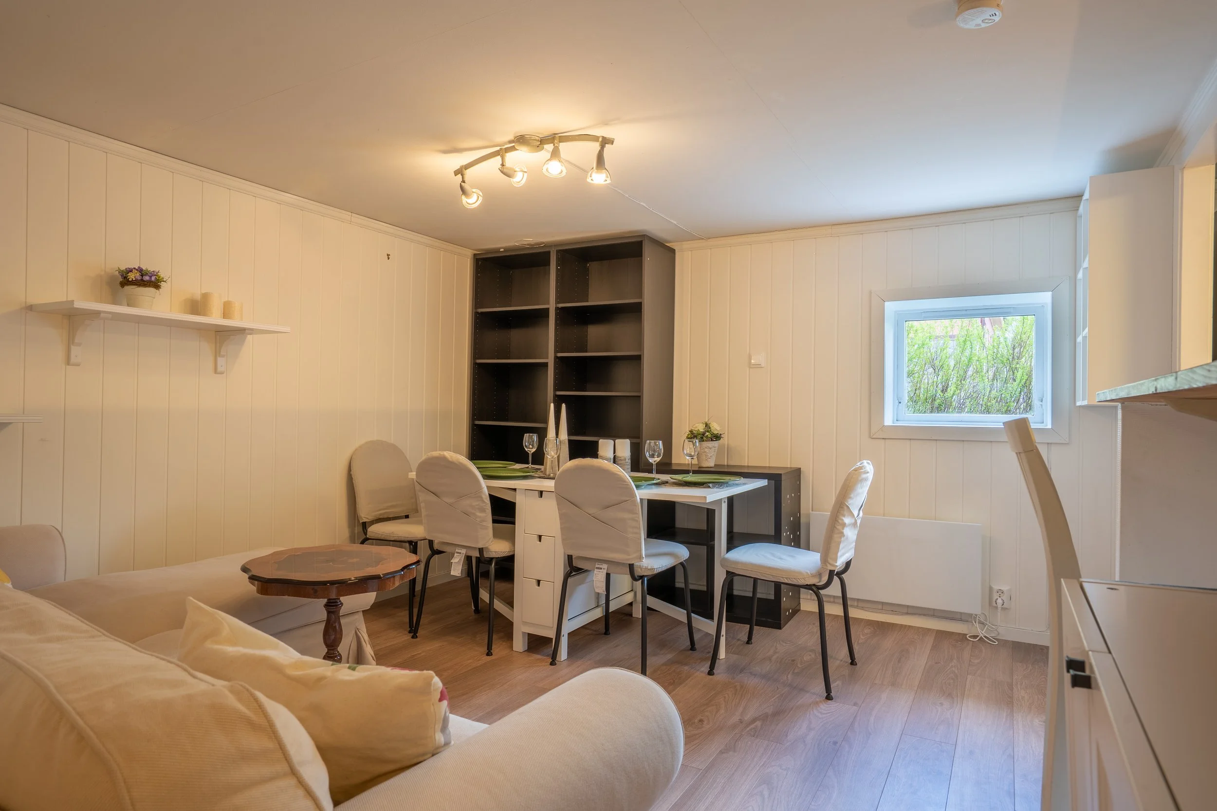 Velkommen inn i Stuen, med bordekking.jpg