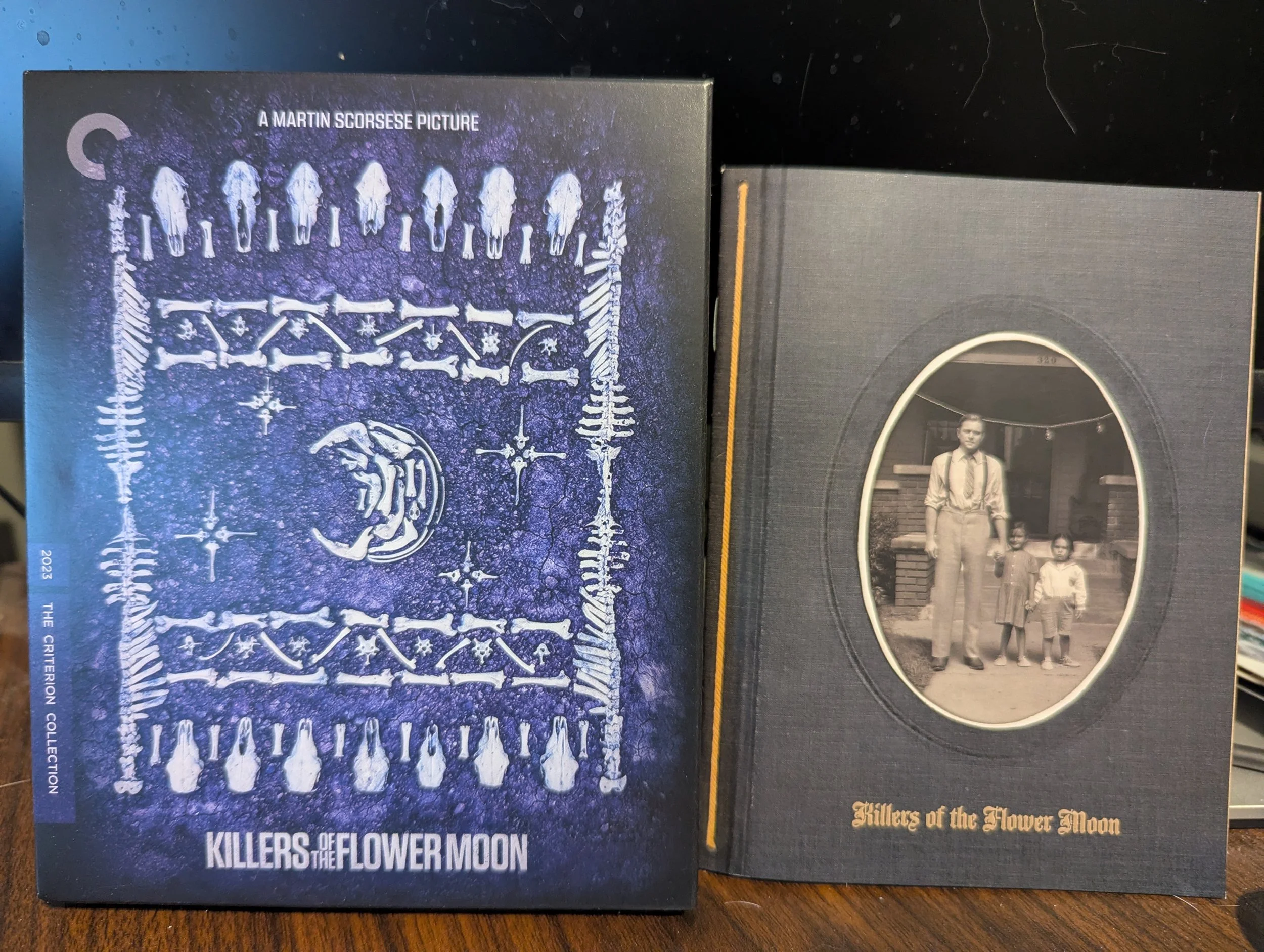 On the left is a large case with a blue background. There are drawings in white on the cover along with the title of the film. Beside this case, there is the booklet (as described in more detail in the image above).
