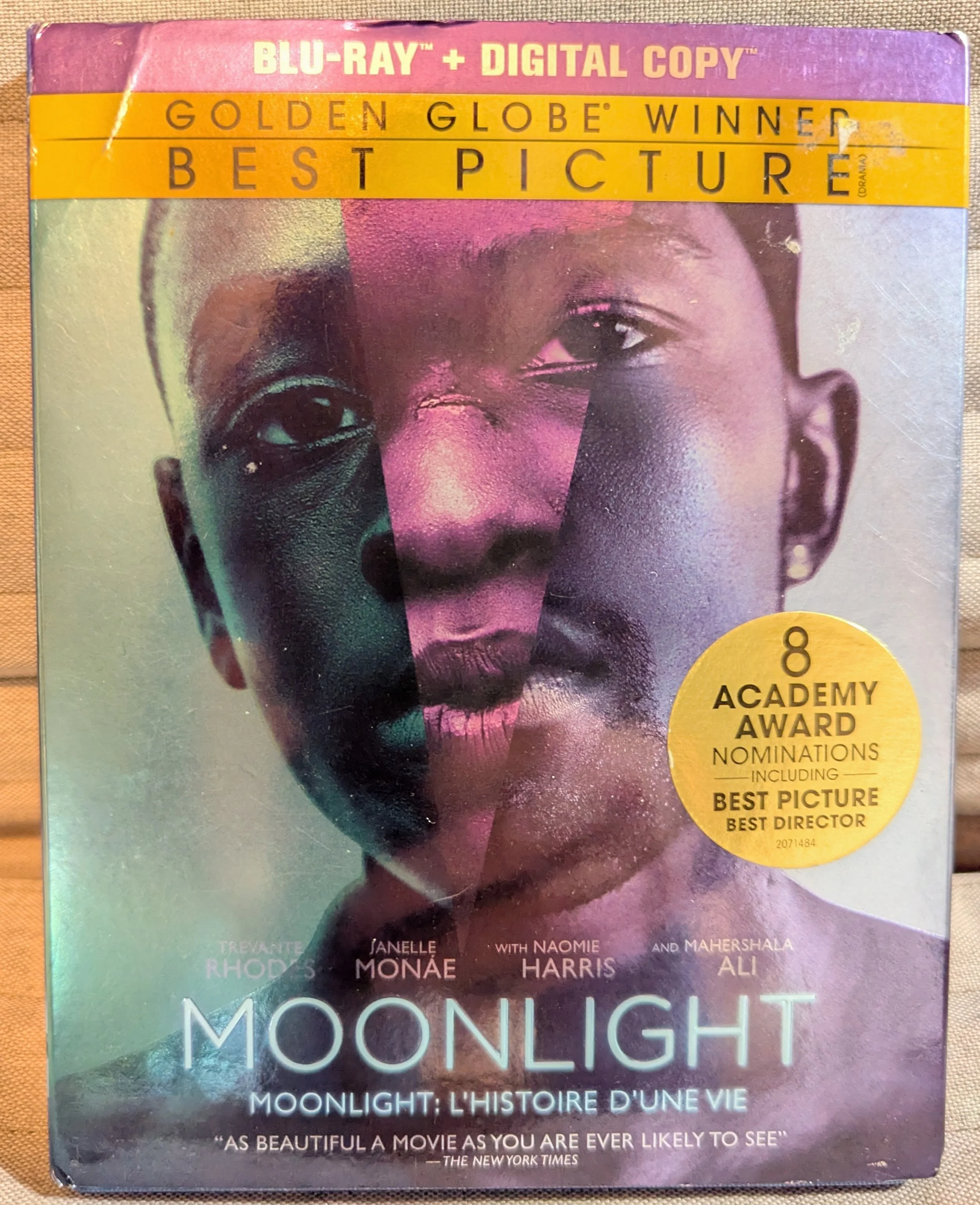 Canadian Blu-ray cover of Moonlight. Movie title in English and French at bottom of case. Splintered image of the three versions of Chiron from the movie "Moonlight." Golden Globe and Academy Award nomination stickers and banners are prominent.