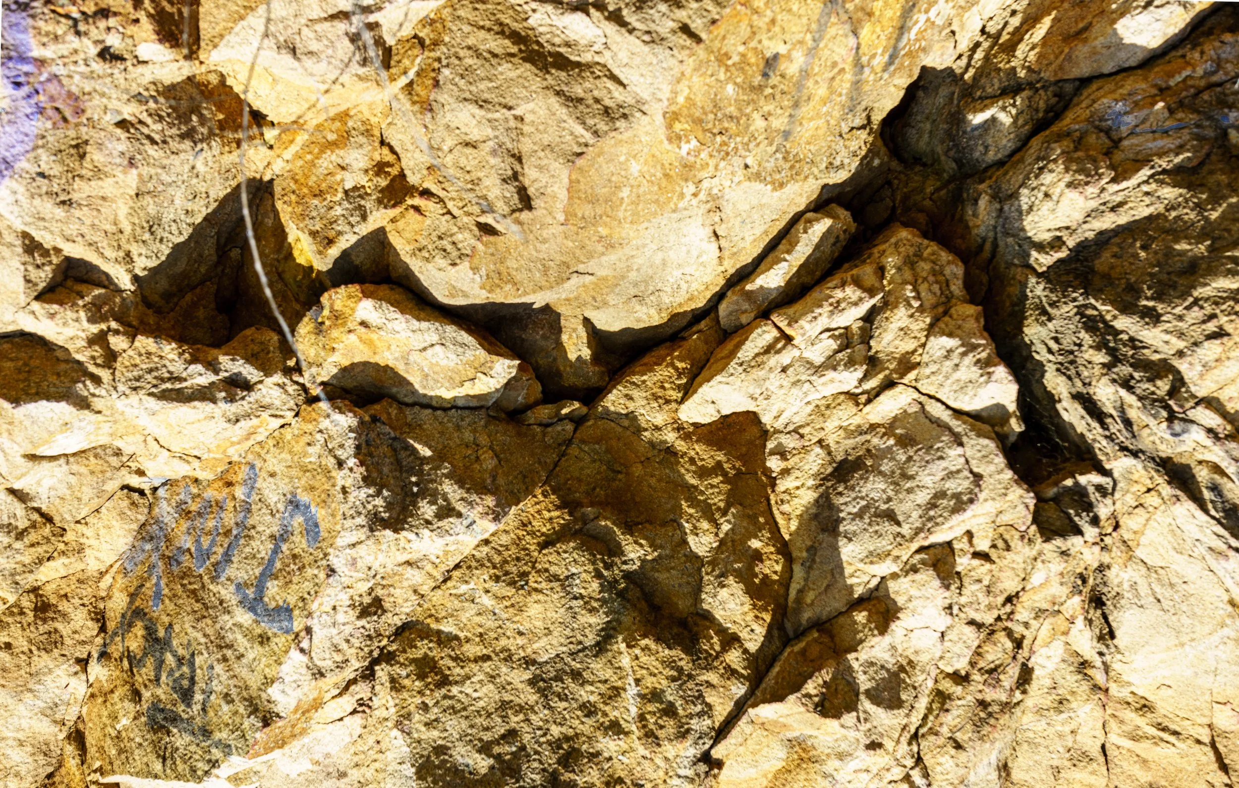 Graffiti rock_.jpg