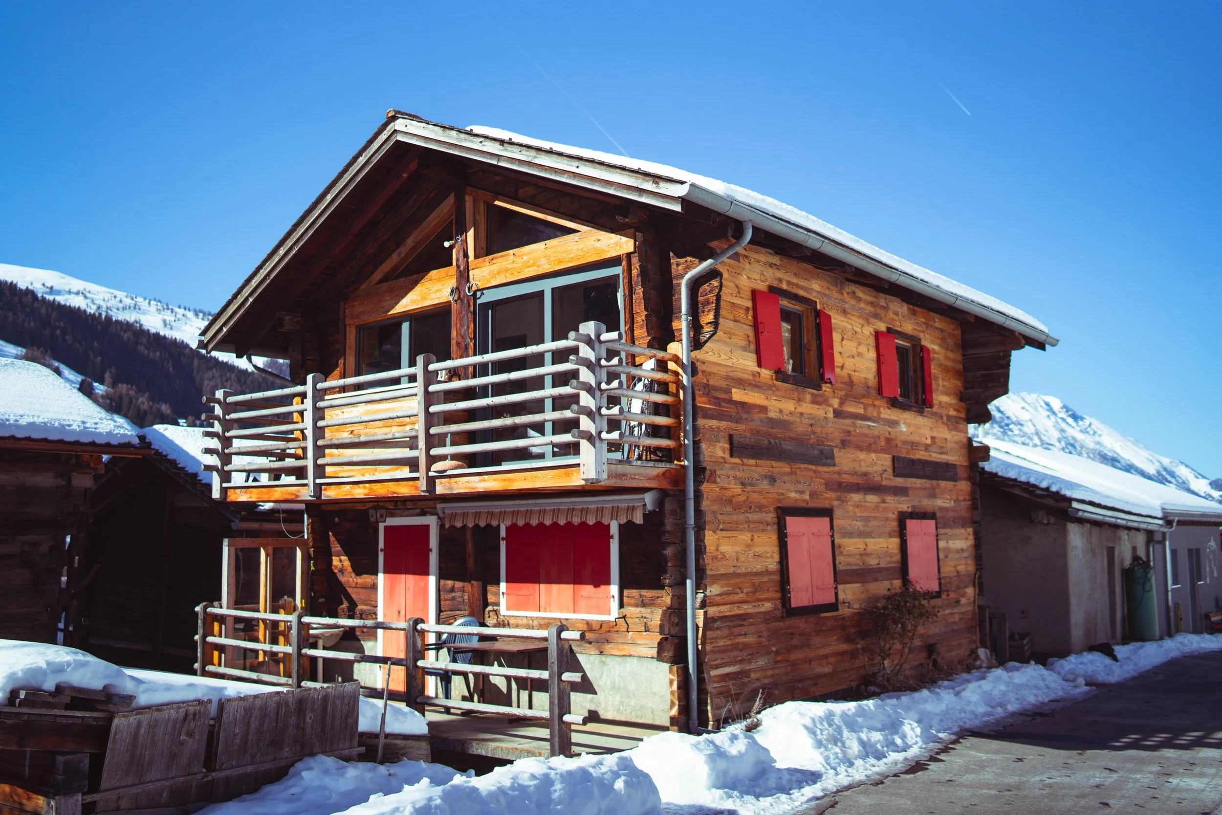 Construire le chalet idéal en Valais : architecture, réglementation et prix de construction