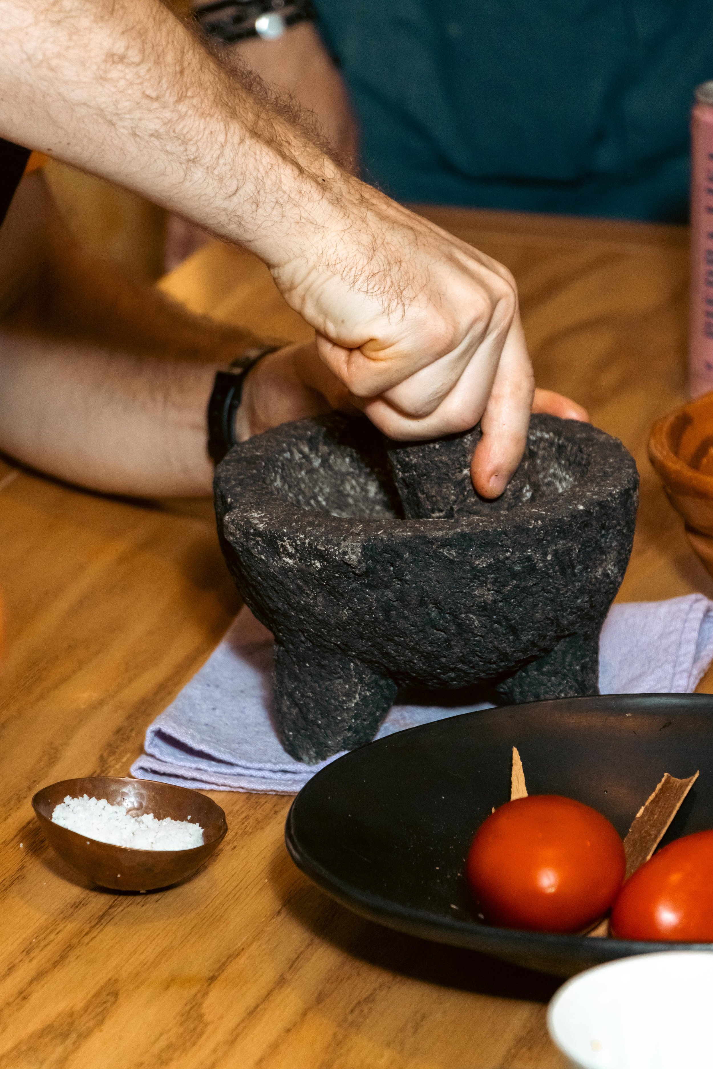 How to season a new molcajete