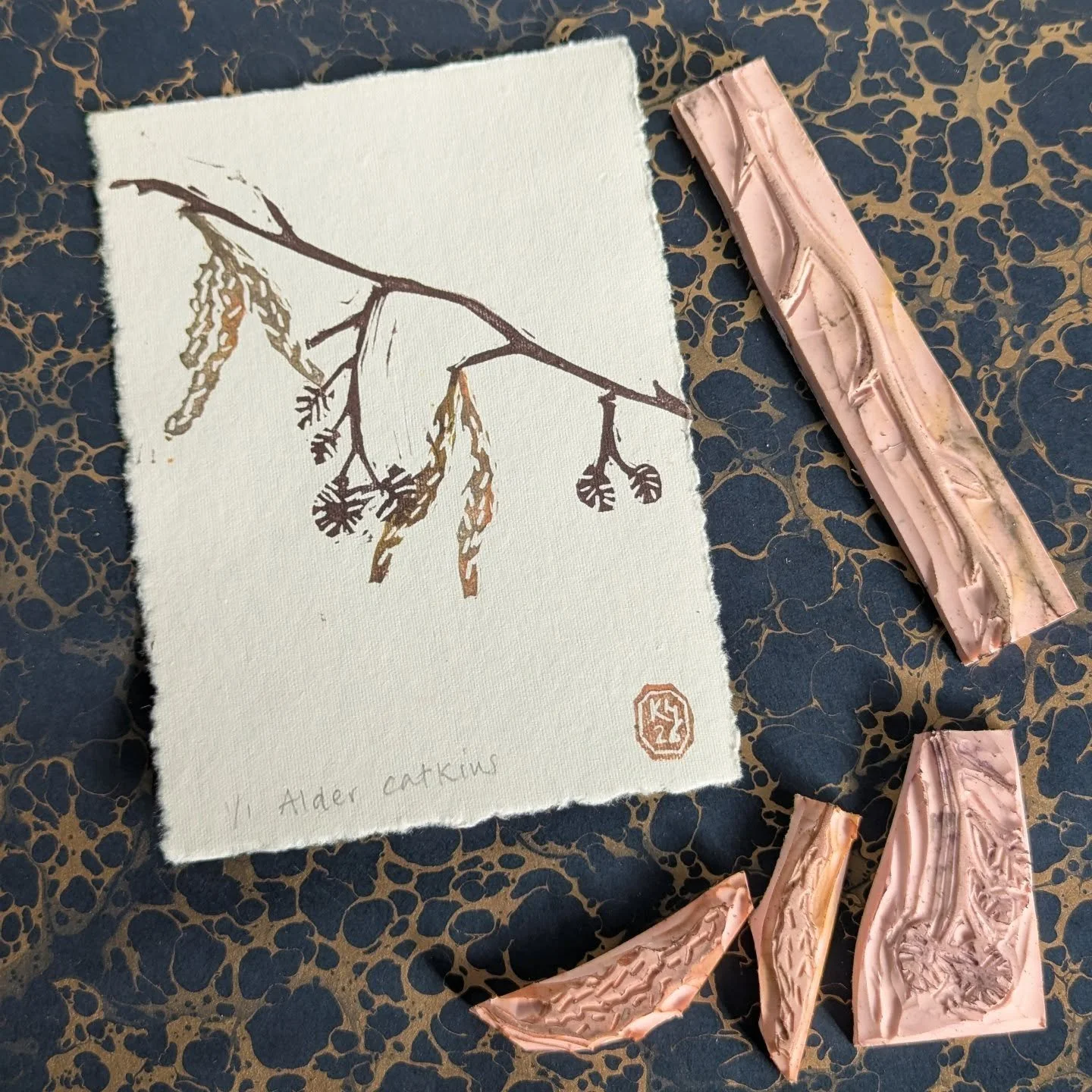 The clocks have gone forward, it must be spring! 

Marbled paper by @jemmalewismarbling - doesn't it make the most luxurious backdrop? 

#linoprint #monoprint #spring