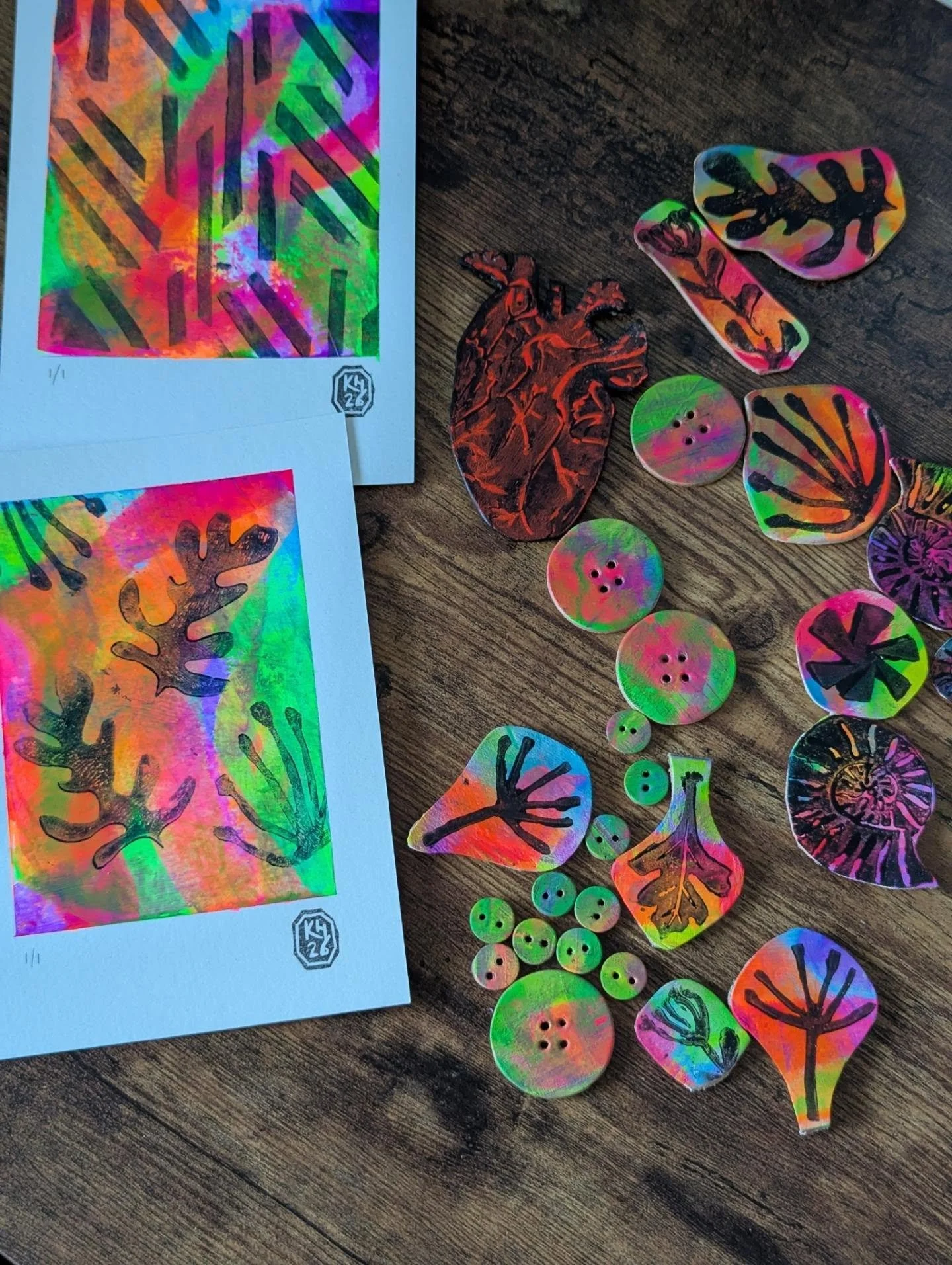 It's been a colourful day today! I dusted off my set of fluorescent paints and spent the last few hours playing with my new culinary squeegee, paint, paper, leather and printing blocks. There are paintings, veg tan leather buttons, and a range of veg
