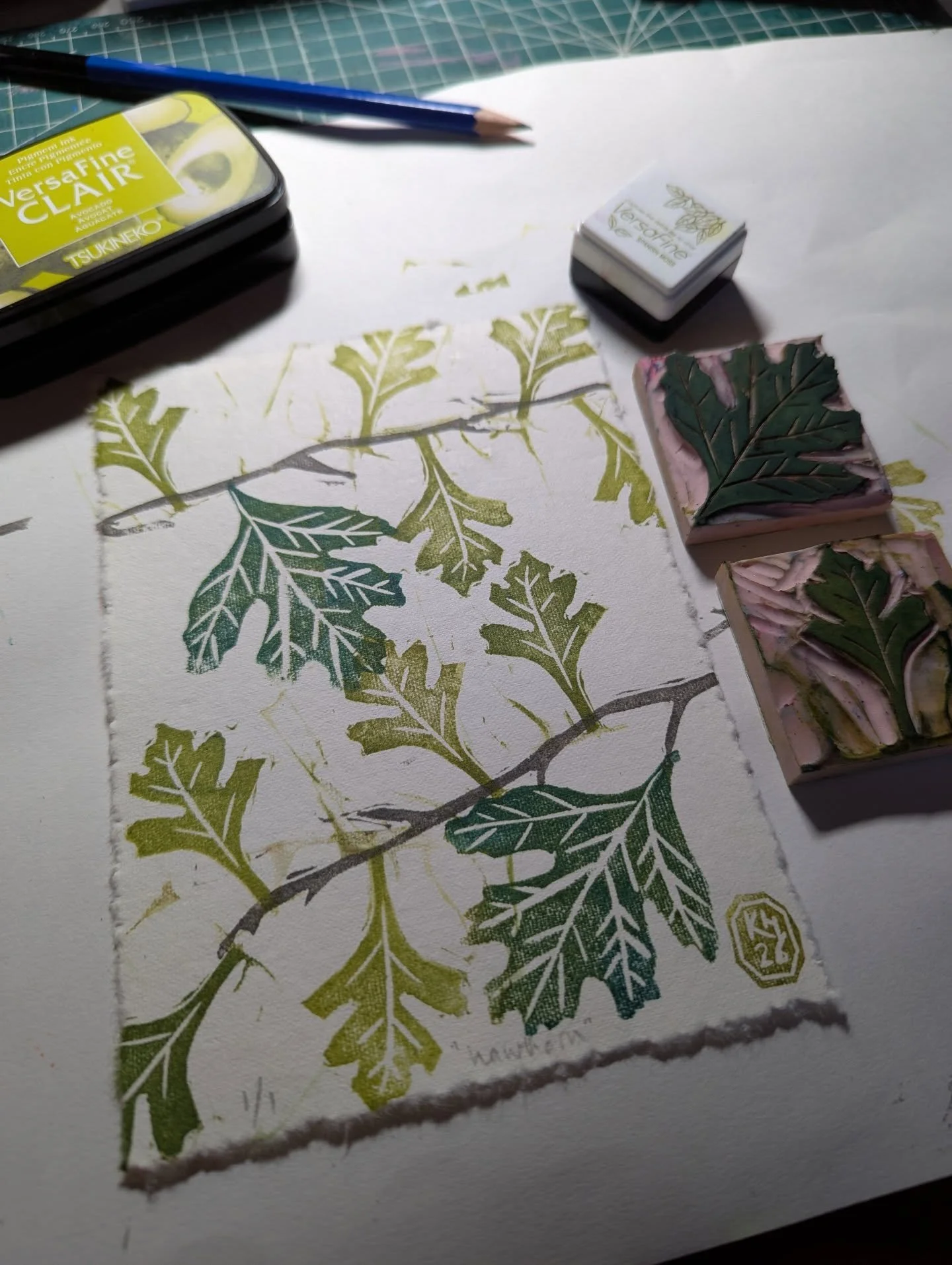 What I love about using small blocks is that I have the freedom to make different compositions with a completely different vibe. Two leaf blocks can be a pile of leaves dancing in the wind - or the densely foliated branches of a hawthorn hedge. Livel
