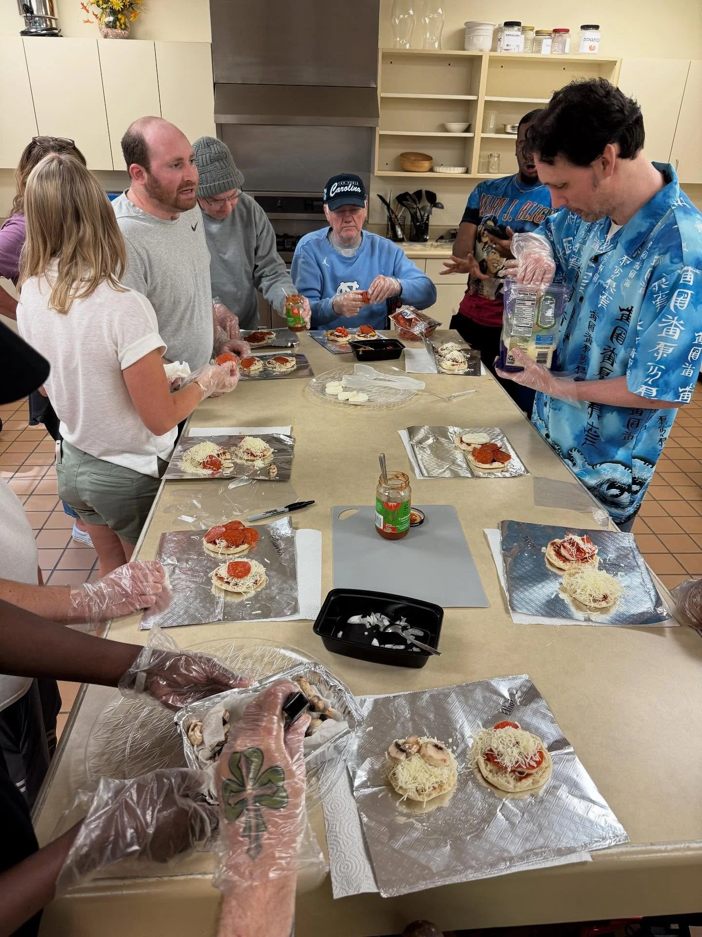 🍕 Our fun session was all about making personal pizzas &mdash; and working on so many important skills along the way!

👣 Standing balance &amp; endurance while preparing ingredients
🧠 Cognition through following step-by-step directions
🤔 Decision