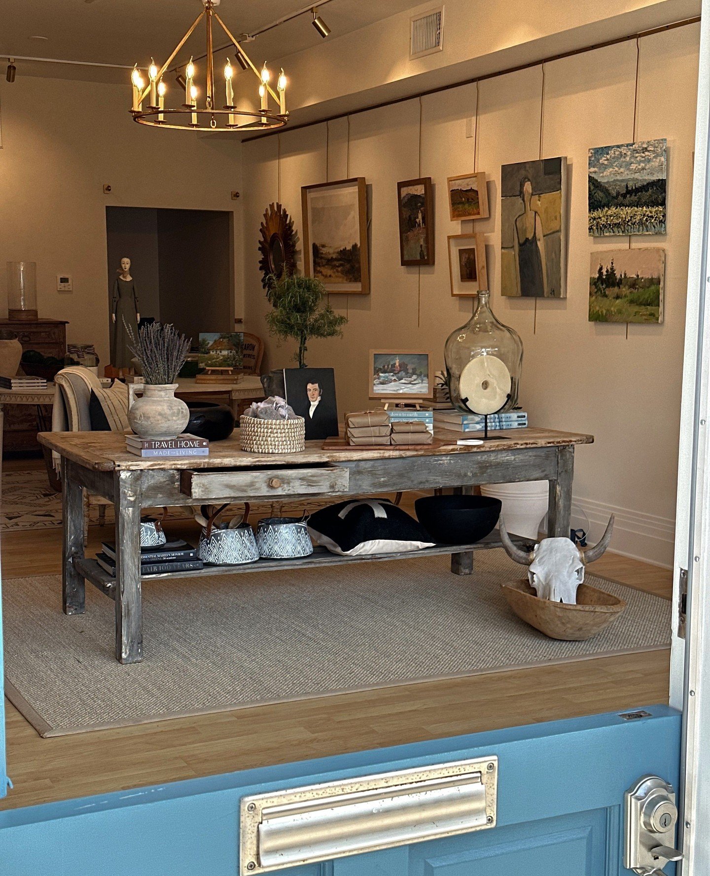 A peek inside our new shop on Balboa Island ☀️ We are a boutique known for our curated collection of distinctive pieces including European antiques, art, and home accessories.⁠
⁠
While living in London, Georgia began collecting and sourcing antiques 