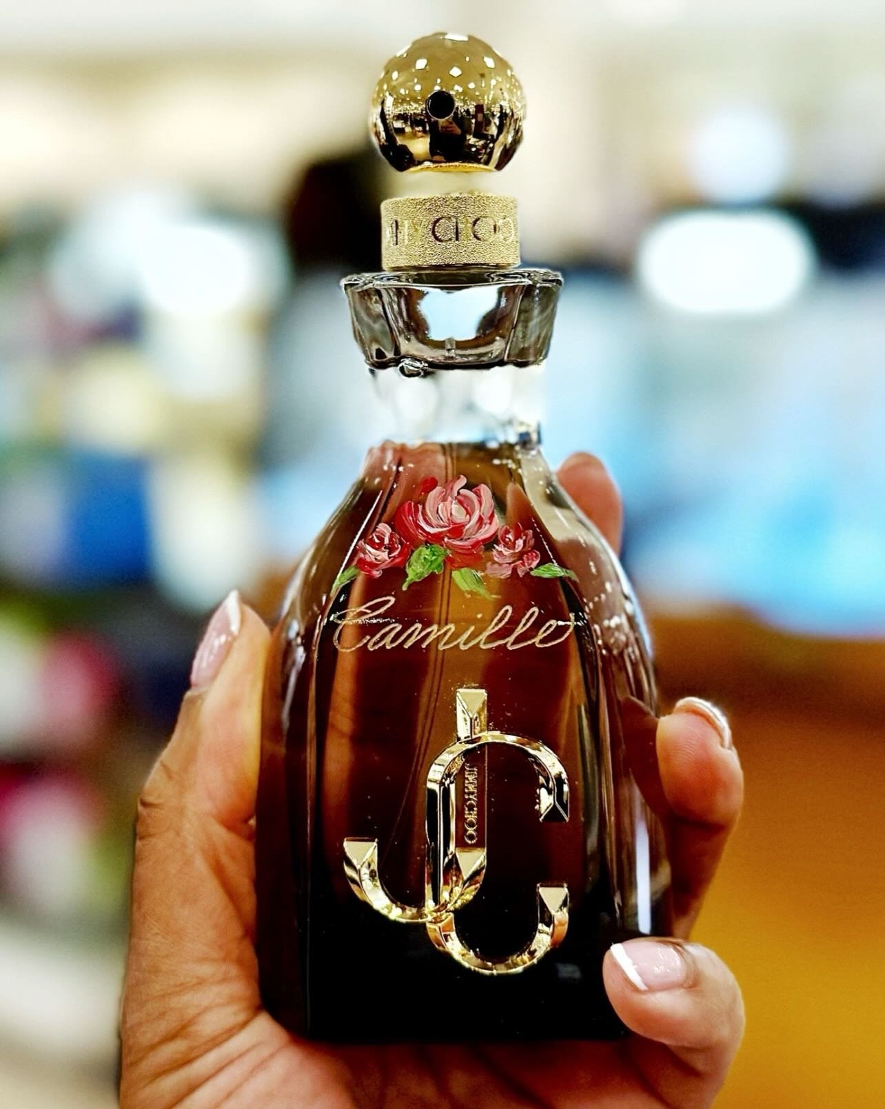 Tbt to these little ditties @nordstrombeauty_kop earlier this month. 😌

@sundreamsproductions

#bottlepaintings #handengraving #luxuryengraving #fragranceoftheday #luxuryactivation #nordstrombeautytrenshow #calligraphy #delawarecalligrapher #thecraf